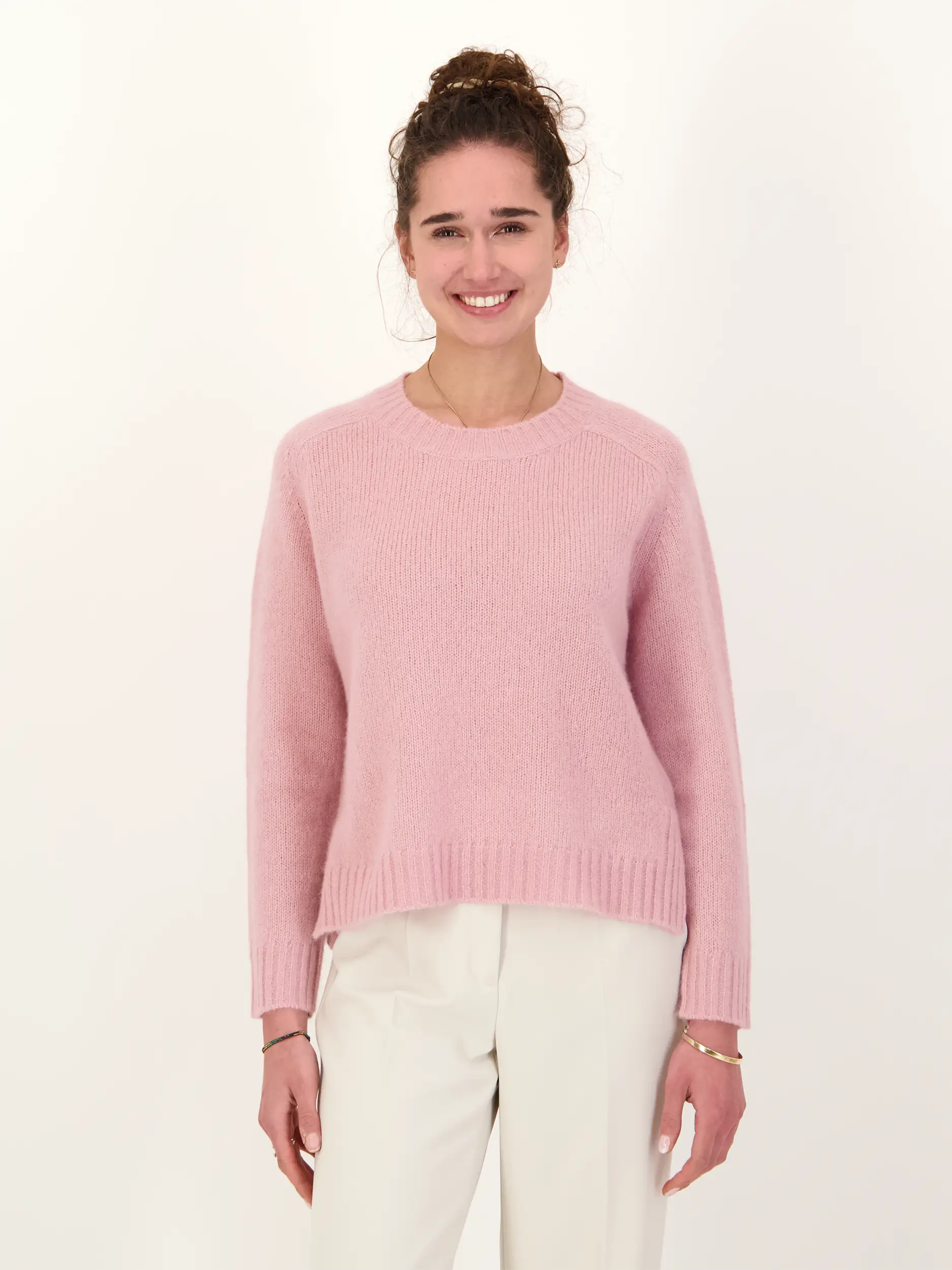 Pullover 'Fuyo' aus Kaschmir Seide Mix - Artikel Vorderseite getragen von einem Modell - Farbe: Rosa&Pink