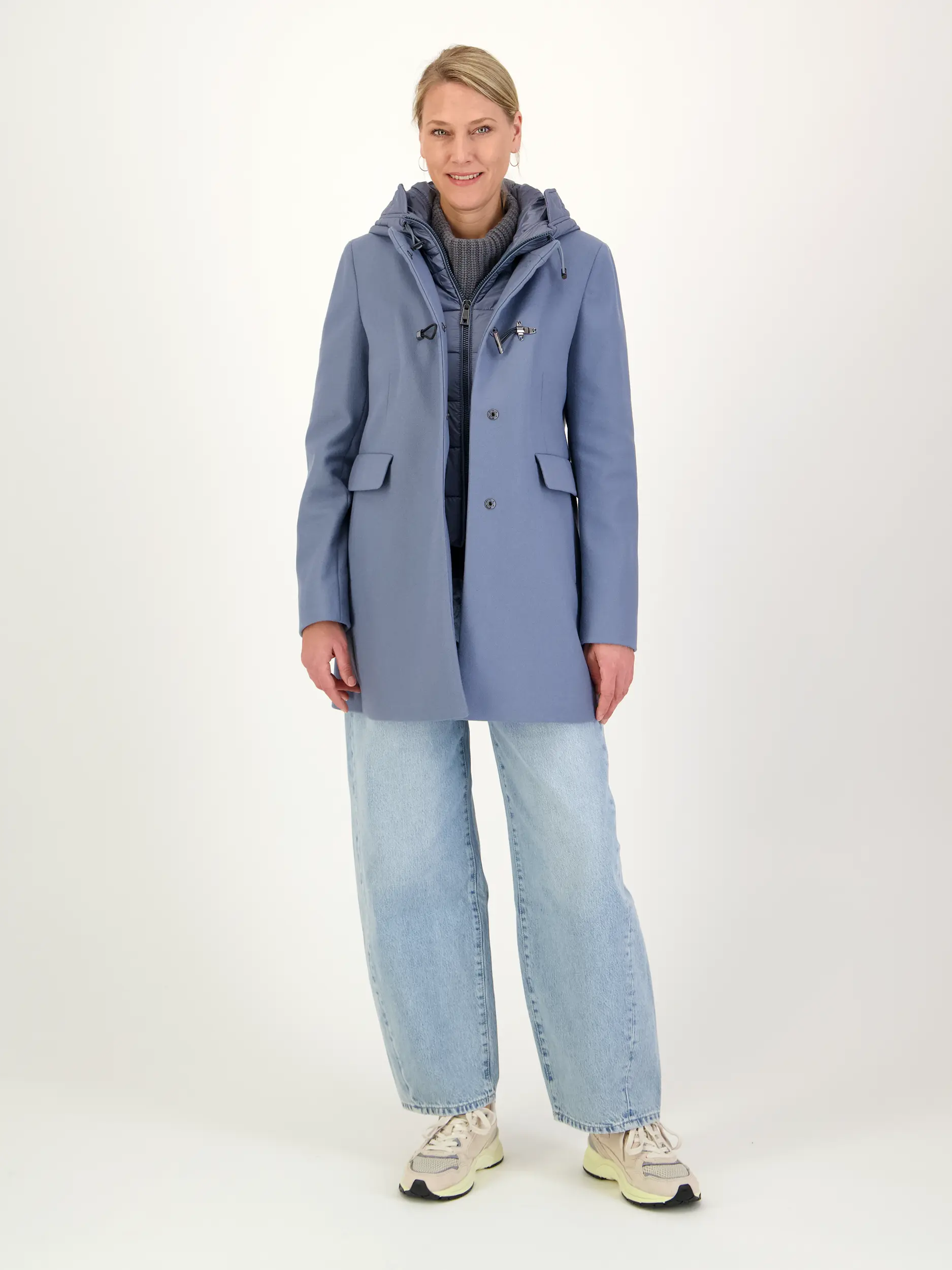 Kurzmantel aus Wolle - Artikel Teil eines Outfits getragen von einem Modell - Farbe: Blau