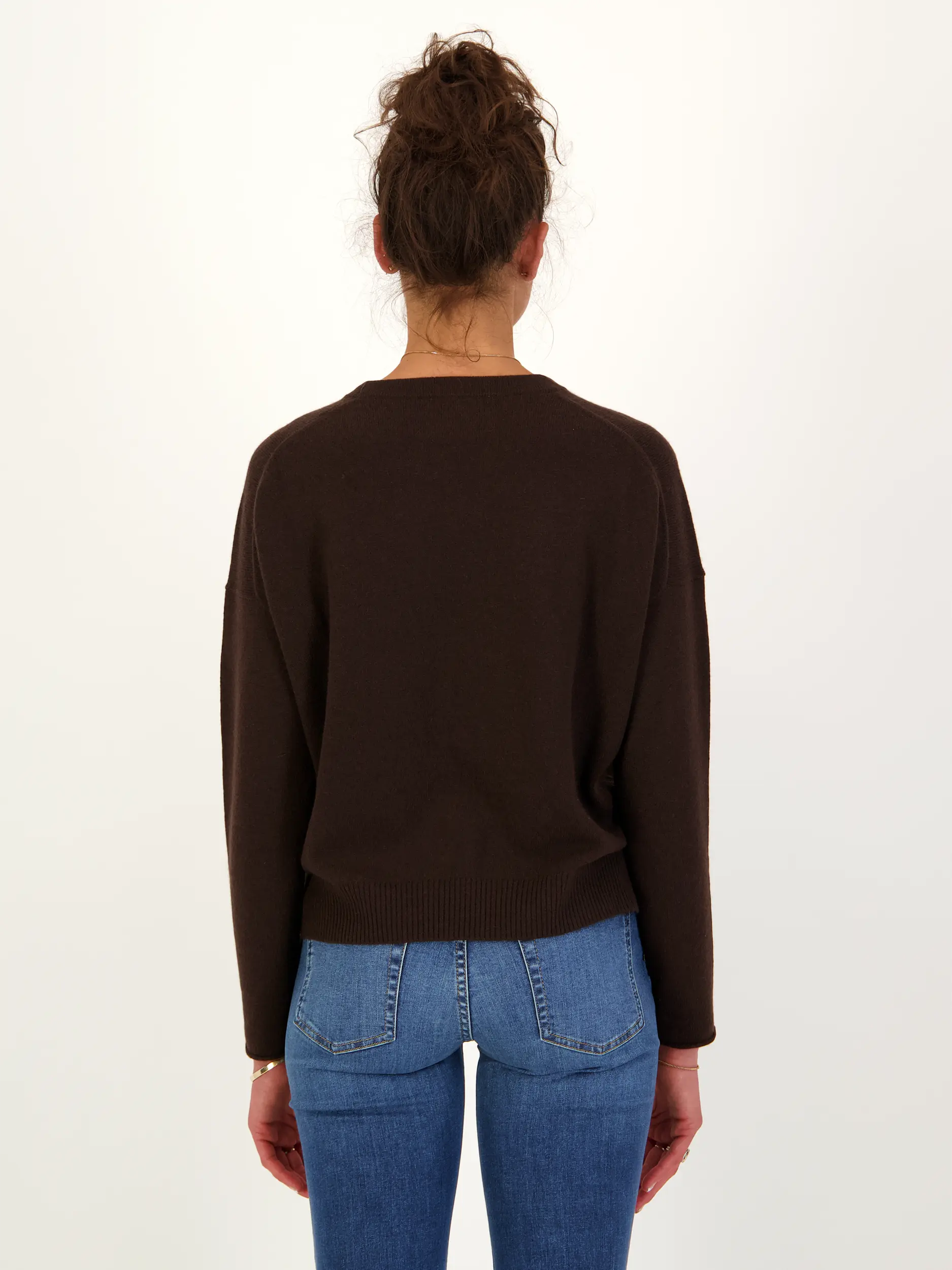 Pullover aus Kaschmir langarm - Artikel Rückseite getragen von einem Modell - Farbe: Braun
