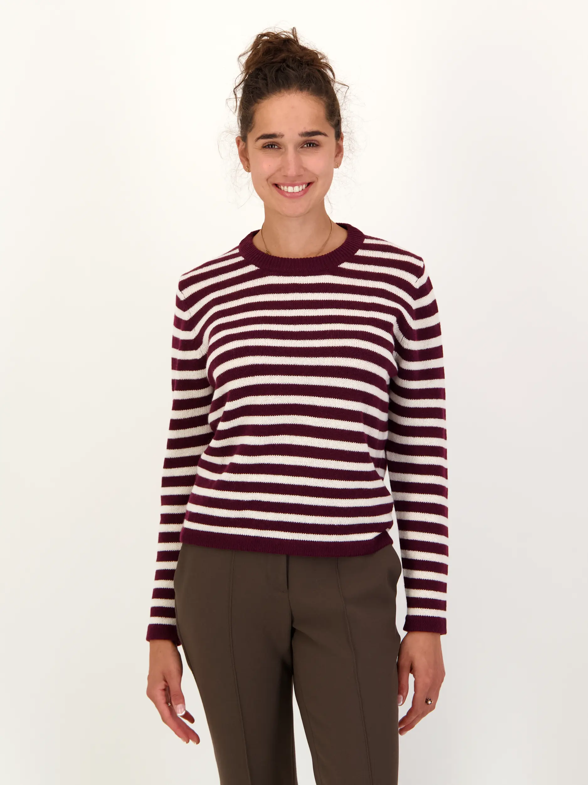 Gestreifter Pullover aus Kaschmir-Mix langarm - Artikel Vorderseite getragen von einem Modell