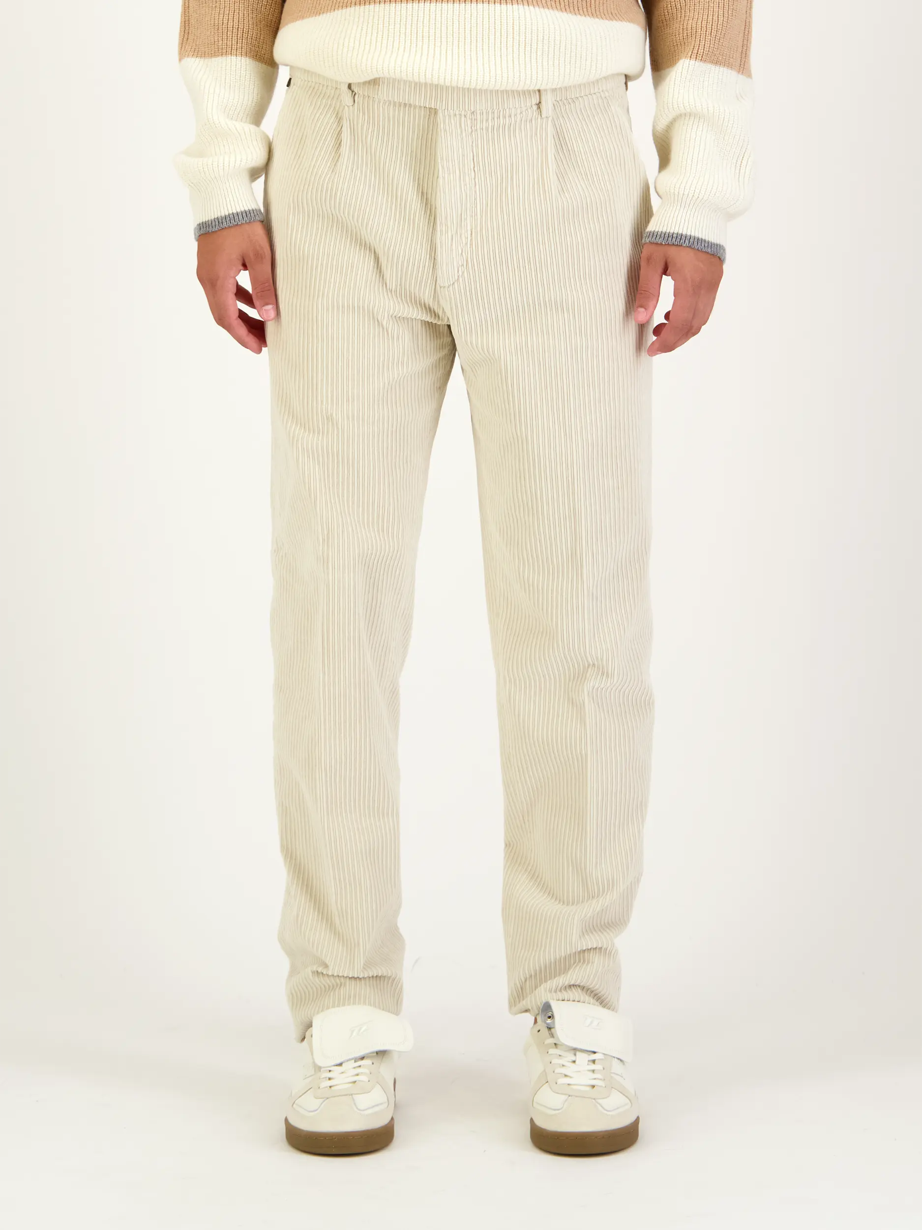 Cordhose 'Silvio' - Artikel Vorderseite getragen von einem Modell - Farbe: Beige