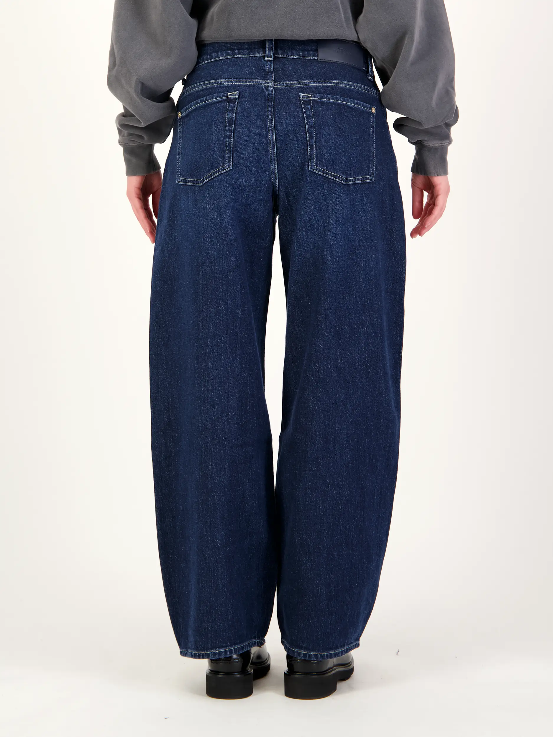 High Rise Barrel Jeans 'Bonnie' - Artikel Rückseite getragen von einem Modell - Farbe: Blau