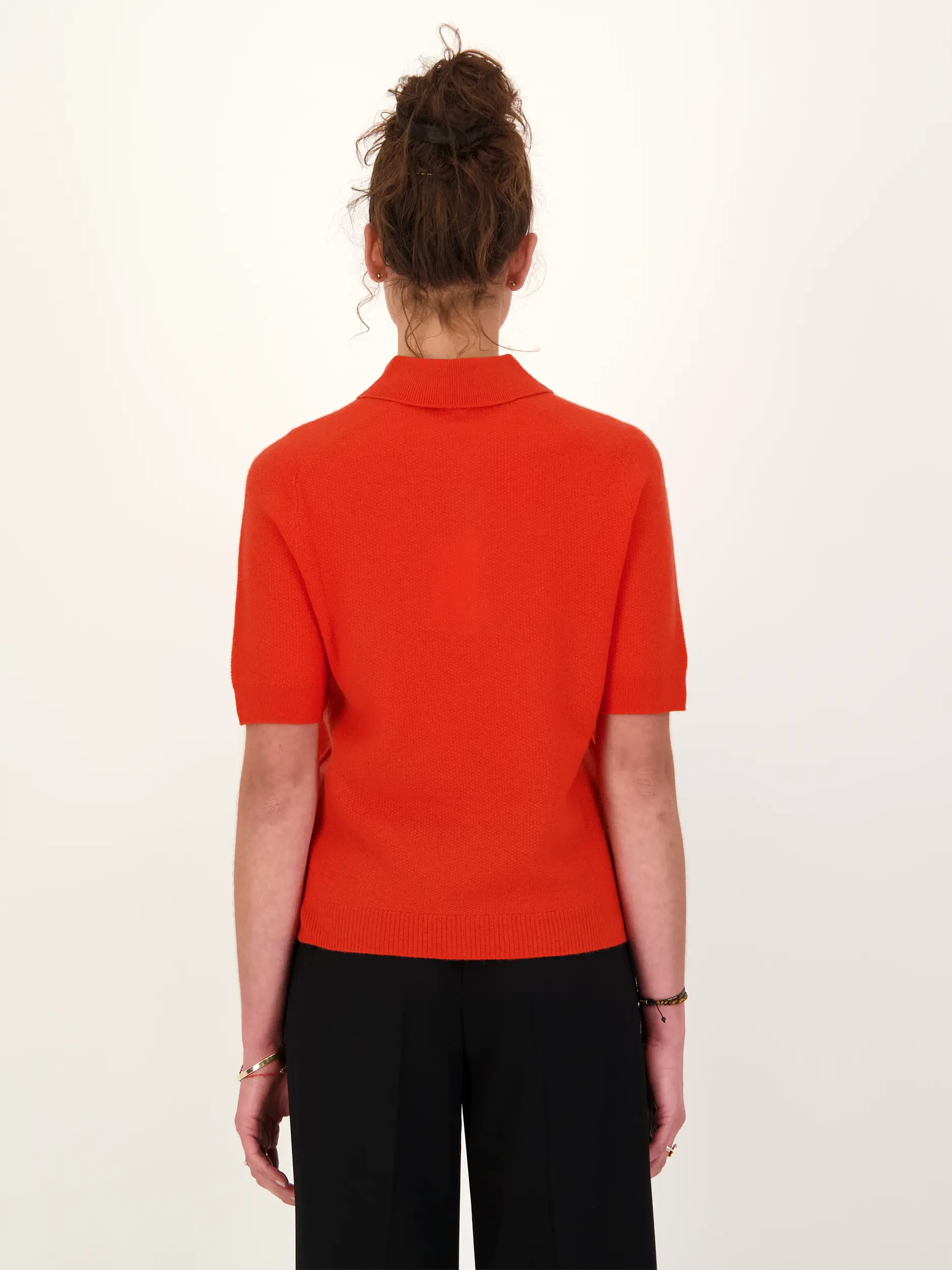 Pullover 'Shari' aus Wolle kurzarm - Artikel Rückseite getragen von einem Modell - Farbe: Rot