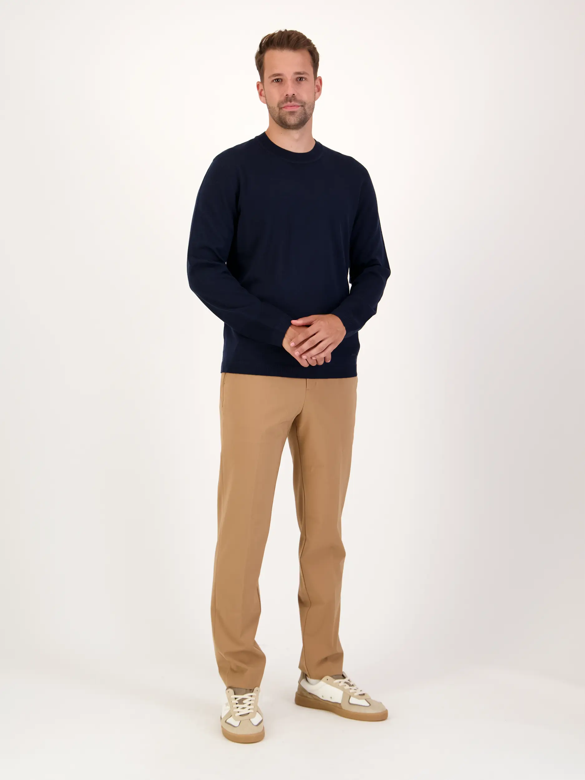 Pullover 'Foton' aus Wolle langarm - Artikel Teil eines Outfits getragen von einem Modell - Farbe: Blau