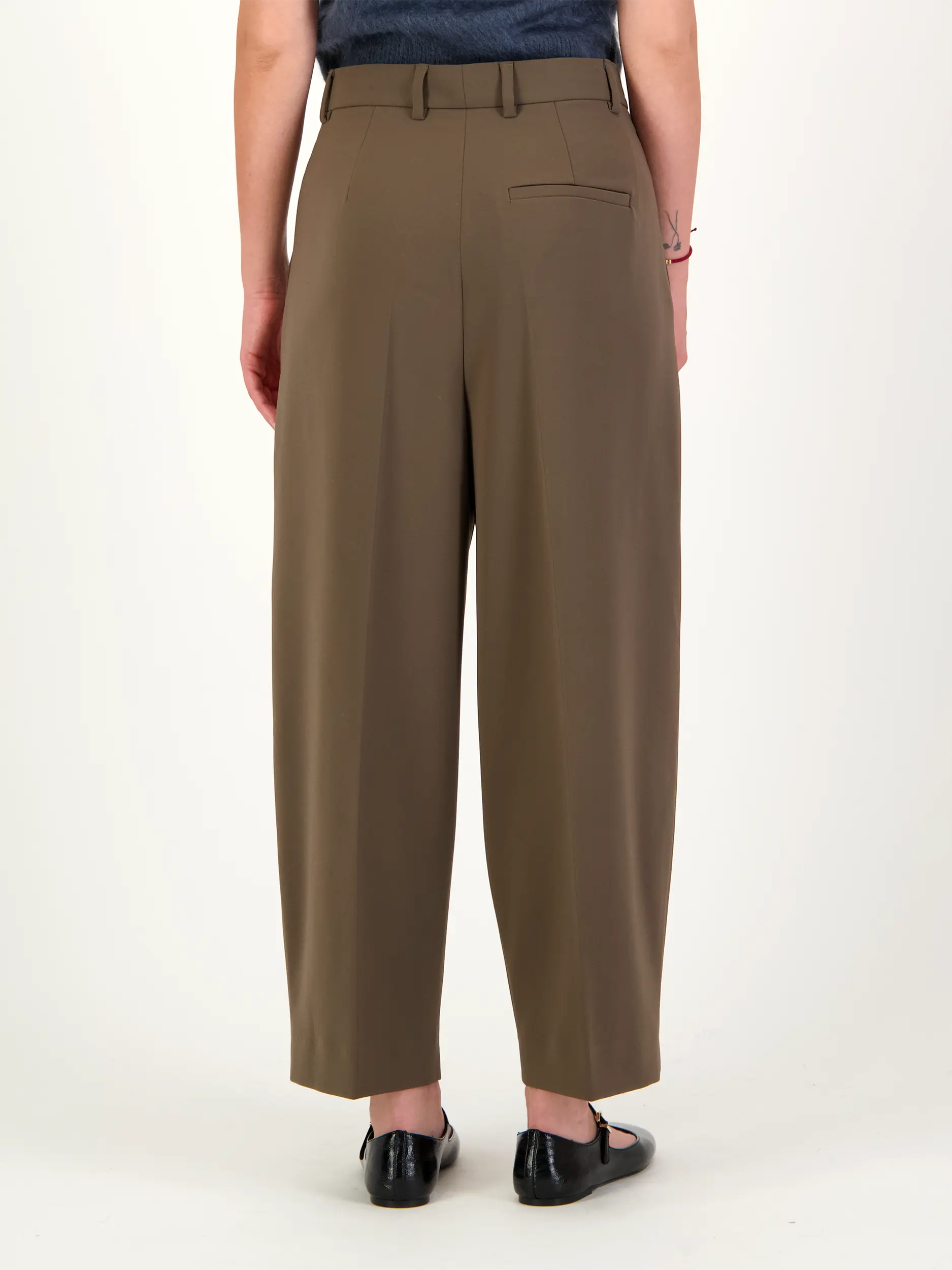Unisex Hose 'Noa Crop' - Artikel Rückseite getragen von einem Modell - Farbe: Braun