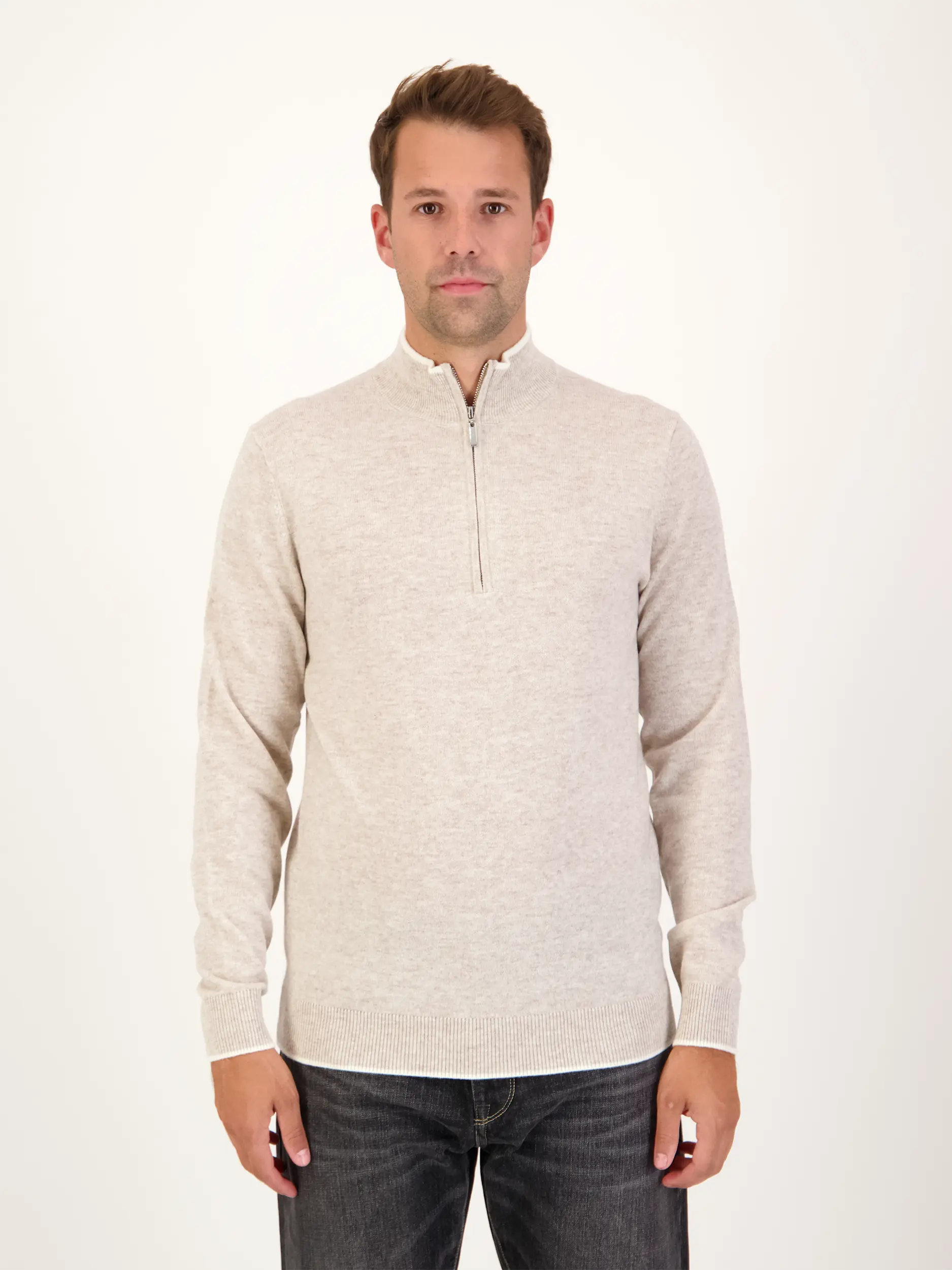 Pullover 'Troia' aus Merinowoll-Mix - Artikel Vorderseite getragen von einem Modell - Farbe: Braun