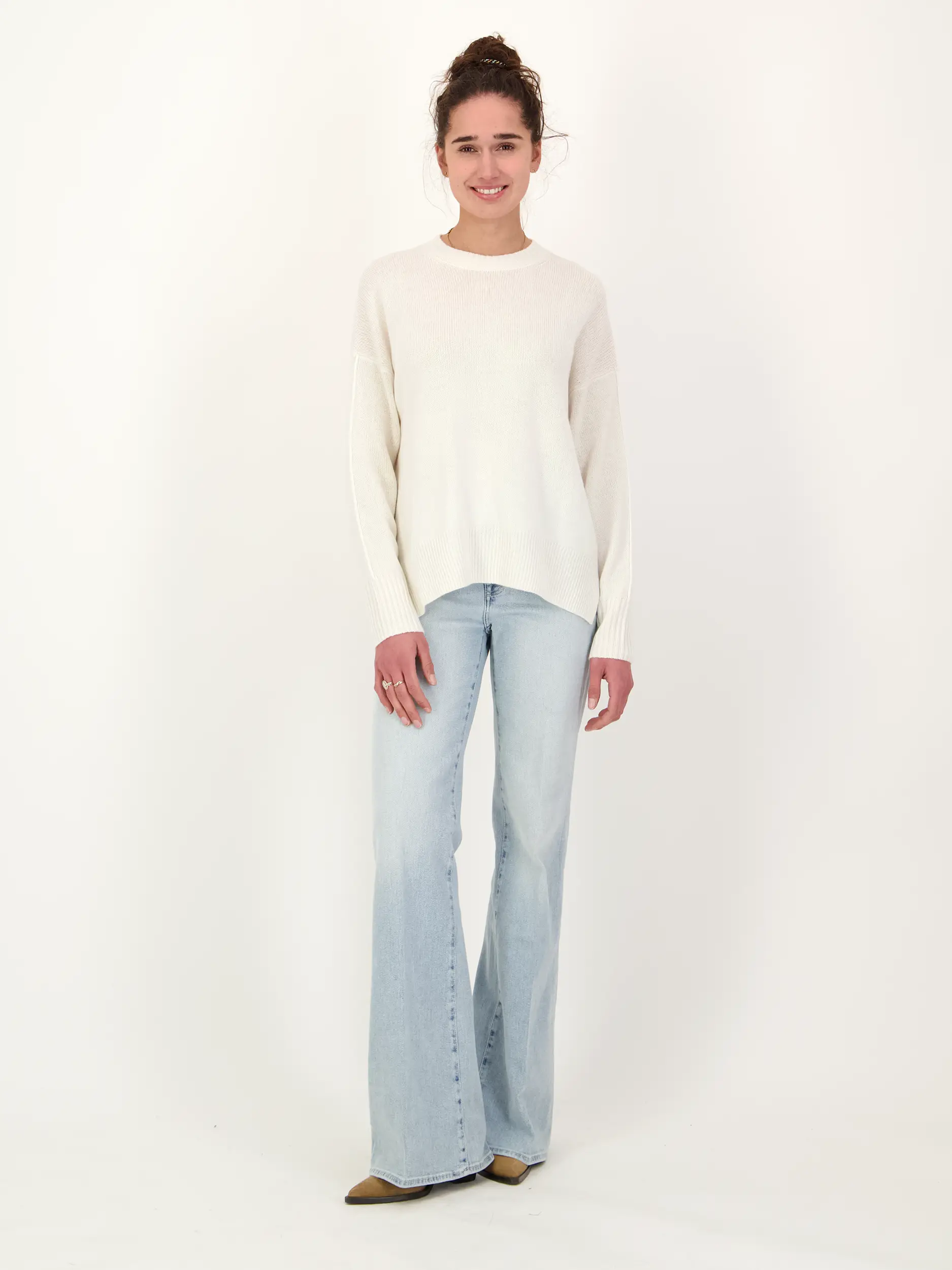 Pullover aus Kaschmir  - Artikel Teil eines Outfits getragen von einem Modell - Farbe: Creme