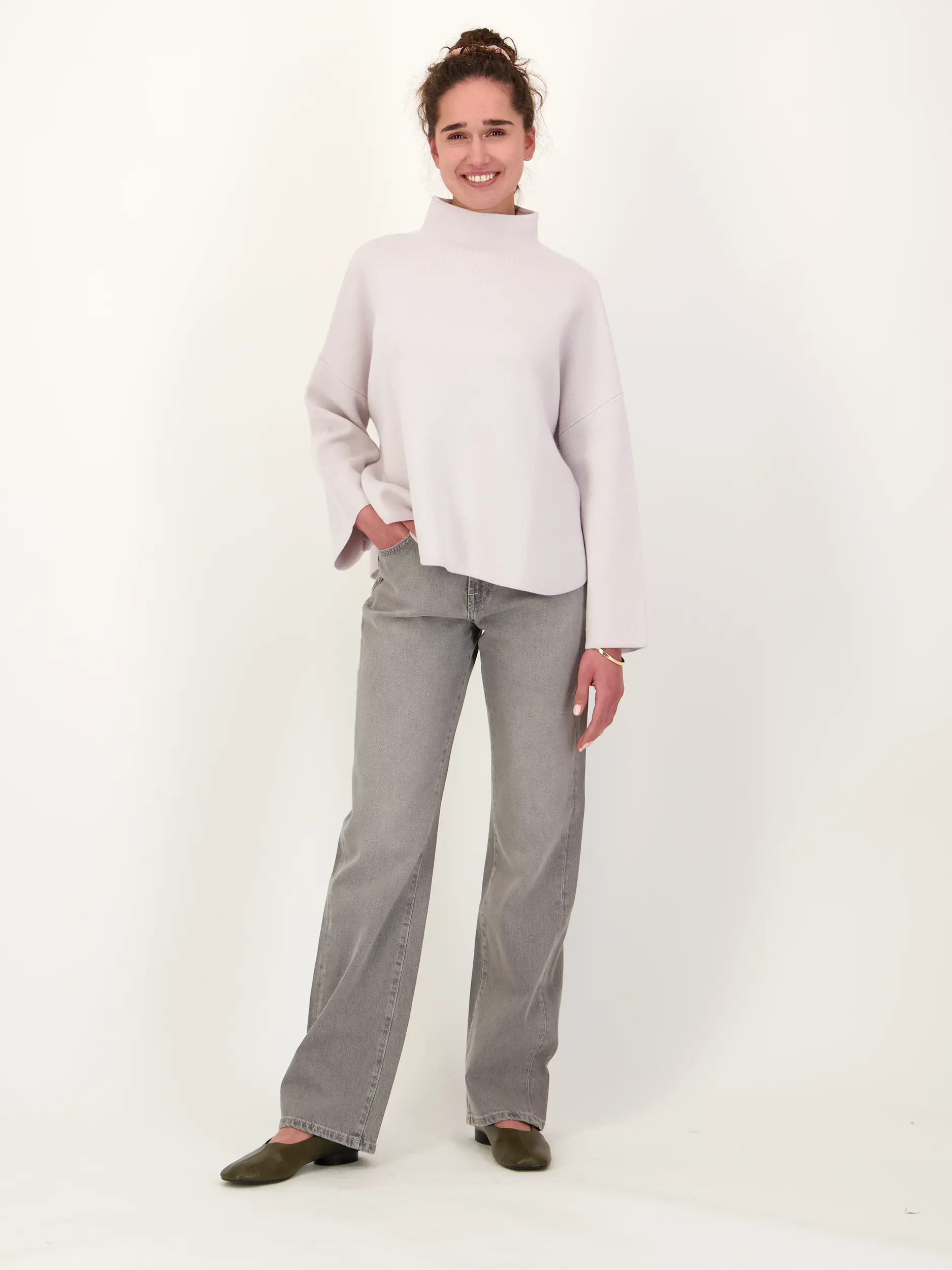 High Rise Straight Leg Jeans 'Tess' - Artikel Teil eines Outfits getragen von einem Modell - Farbe: Grau