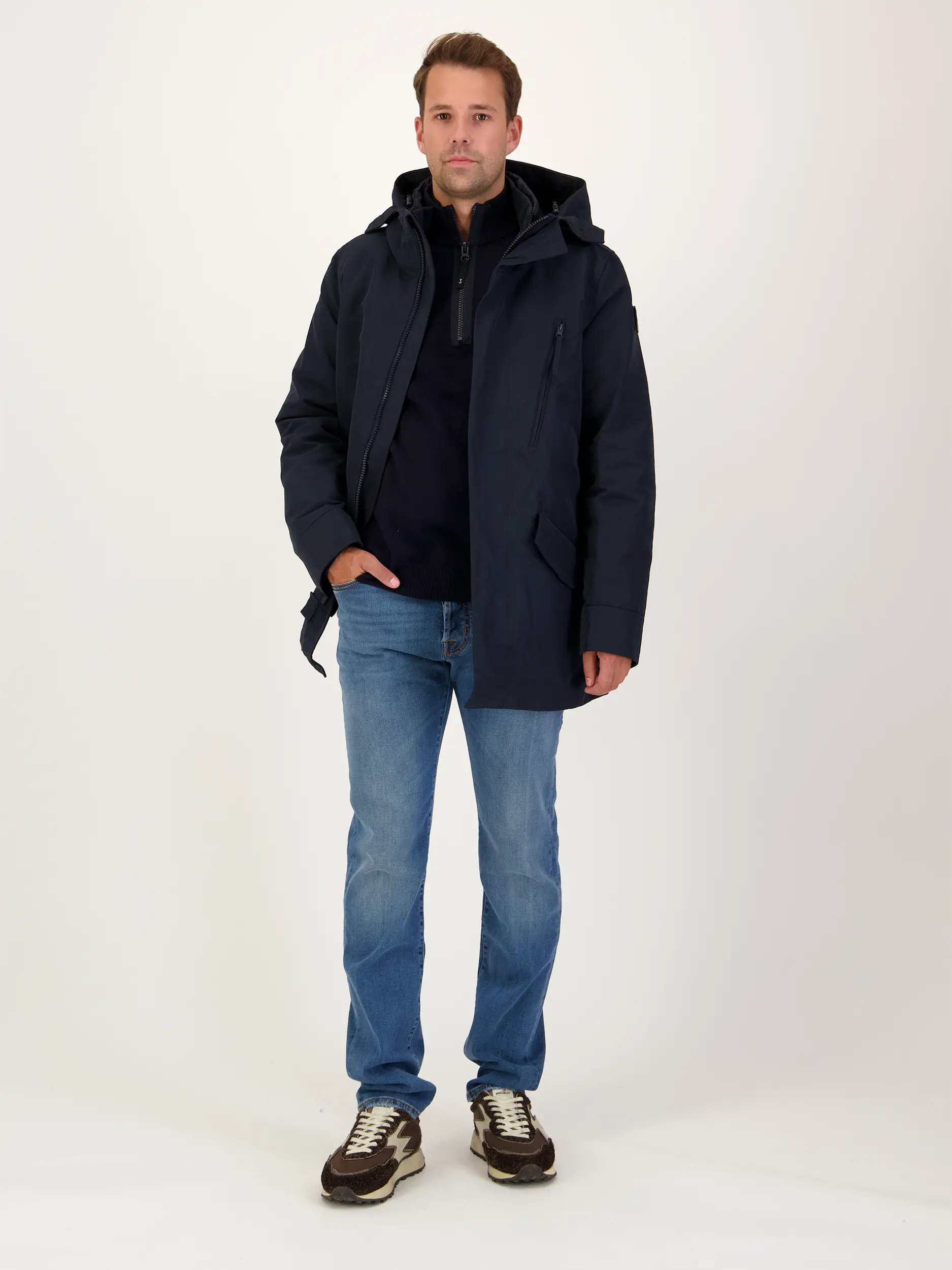 Mid Rise Slim Fit Jeans 'Bard' - Artikel Teil eines Outfits getragen von einem Modell - Farbe: Blau