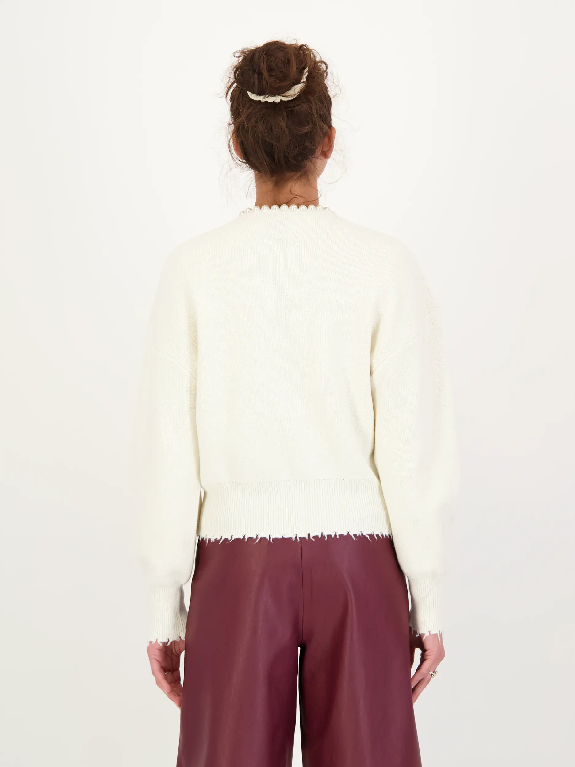 Strickjacke 'Ideas' aus Woll-Mix mit Perlen - Artikel Rückseite getragen von einem Modell - Farbe: Creme