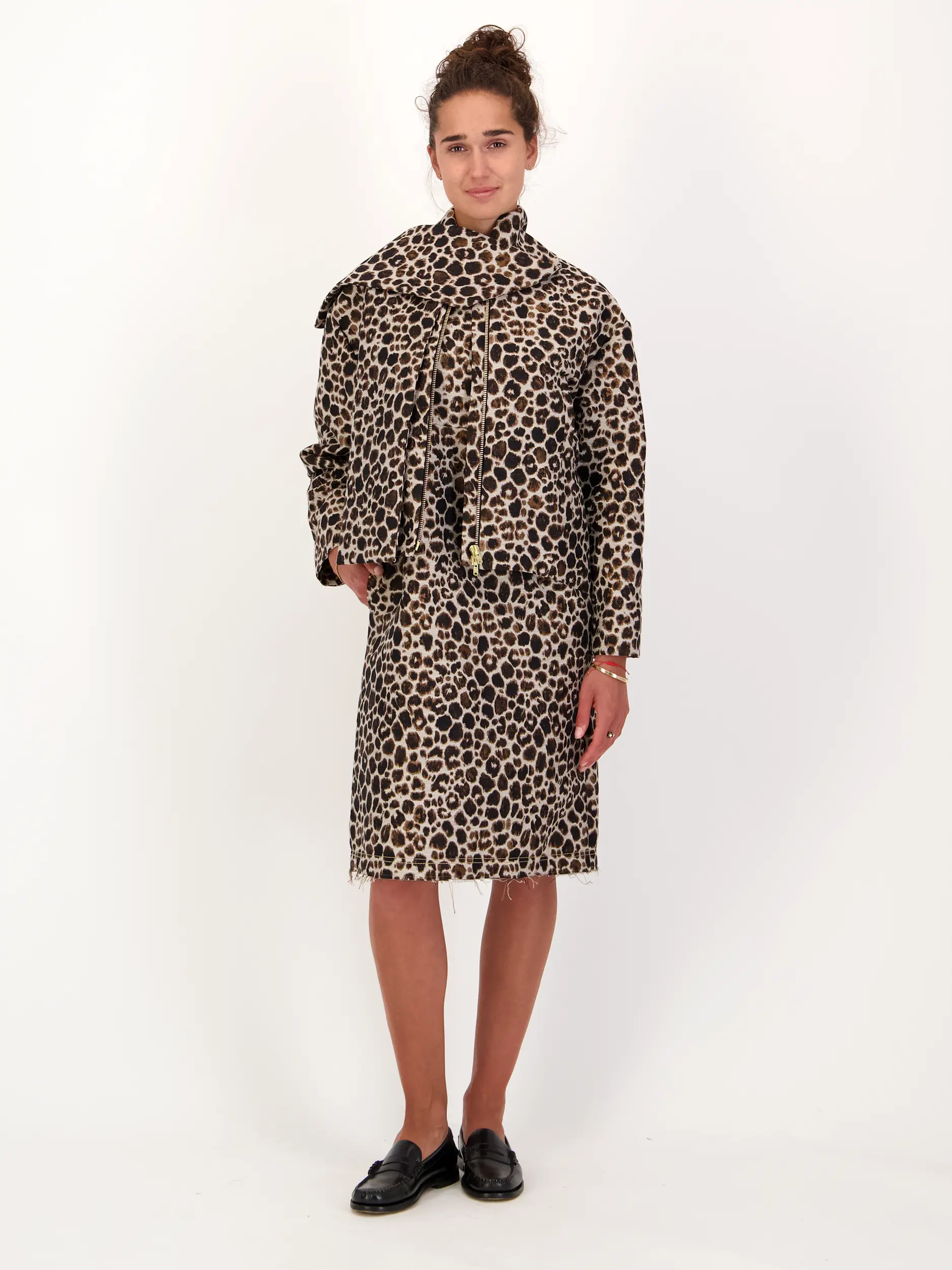 Leopard Jacquard Jacke  - Artikel Teil eines Outfits getragen von einem Modell - Farbe: Braun