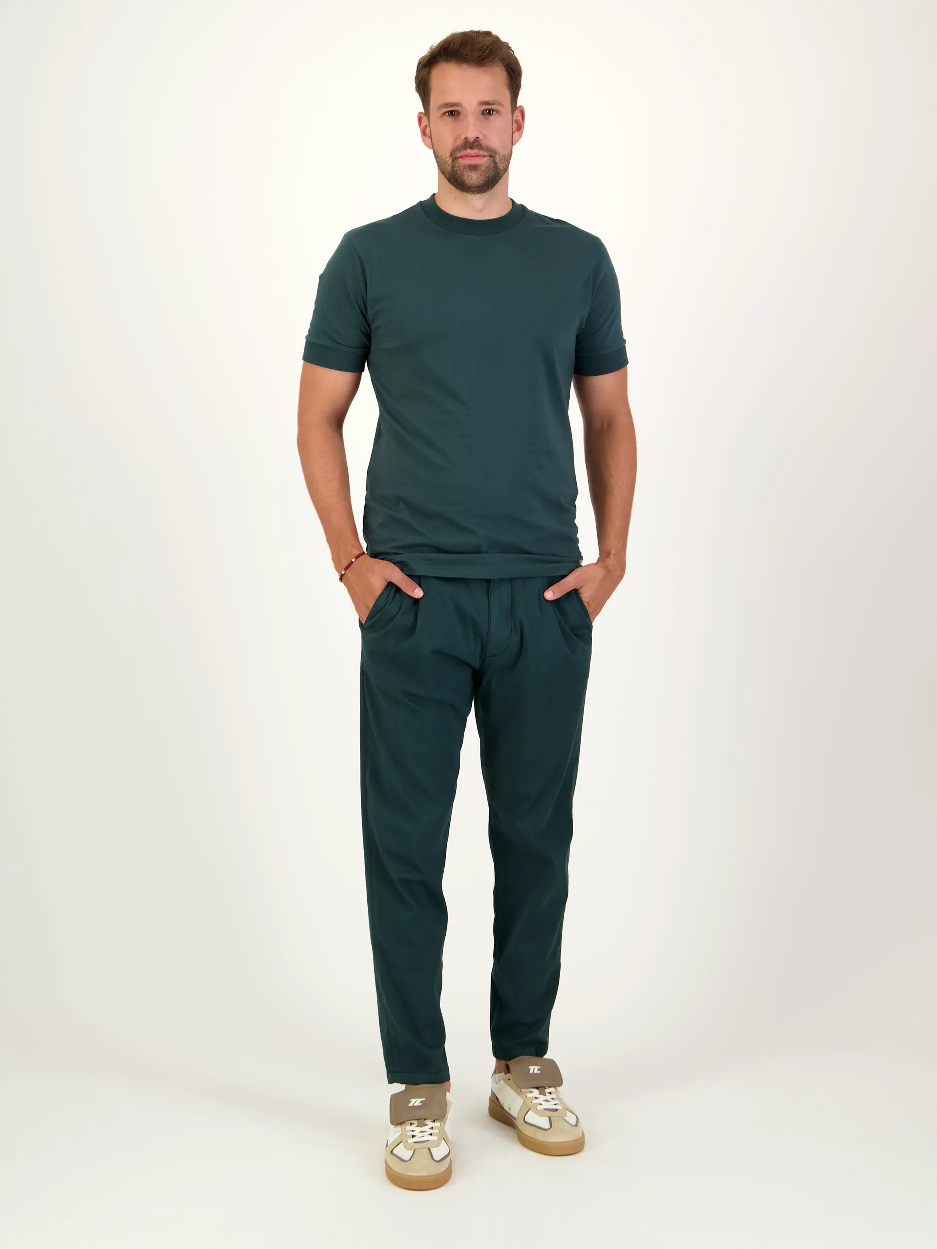 T-Shirt 'Anton' - Artikel Teil eines Outfits getragen von einem Modell