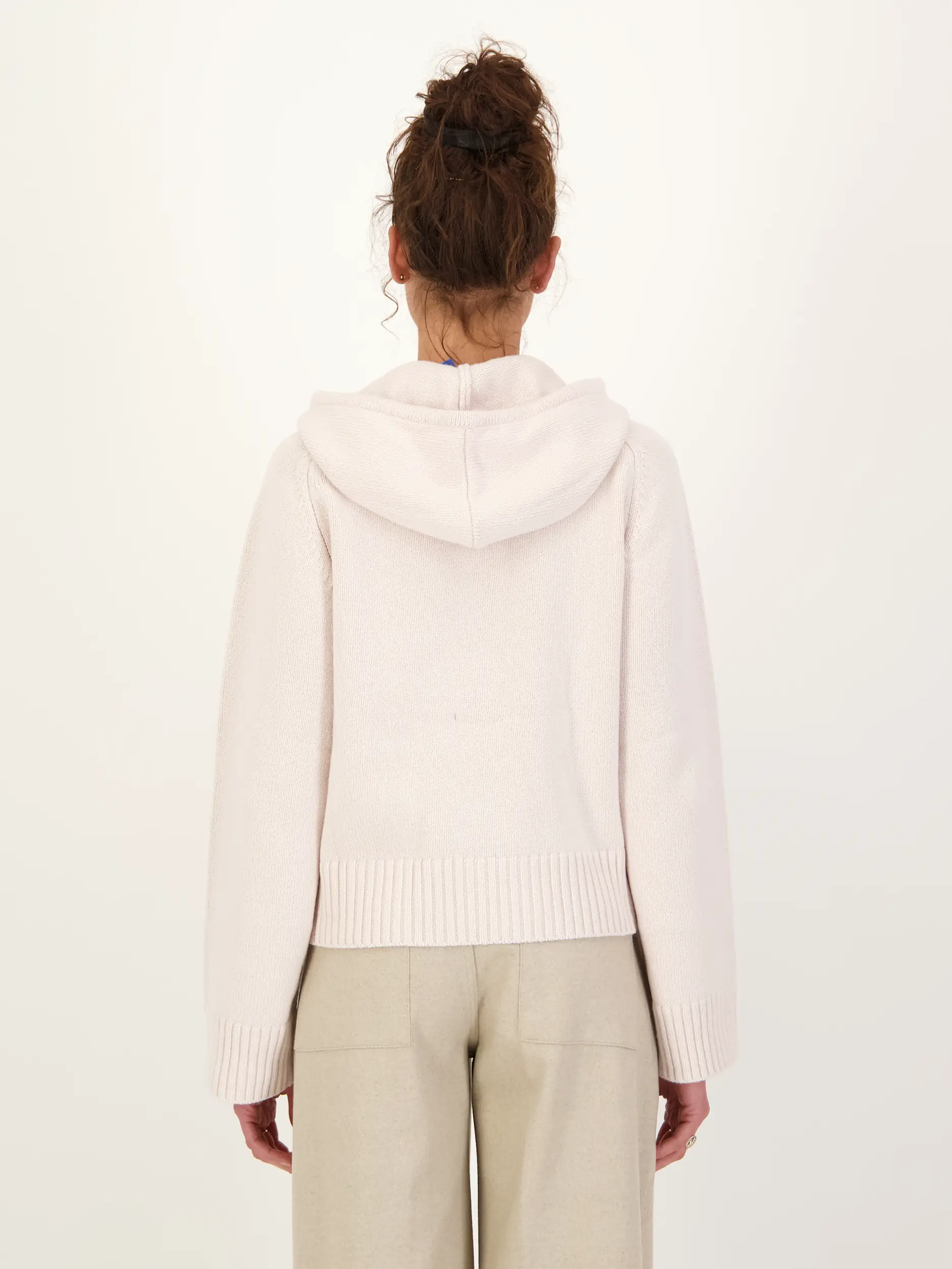 Pullover 'Satilly' aus Wolle langarm - Artikel Rückseite getragen von einem Modell - Farbe: Beige