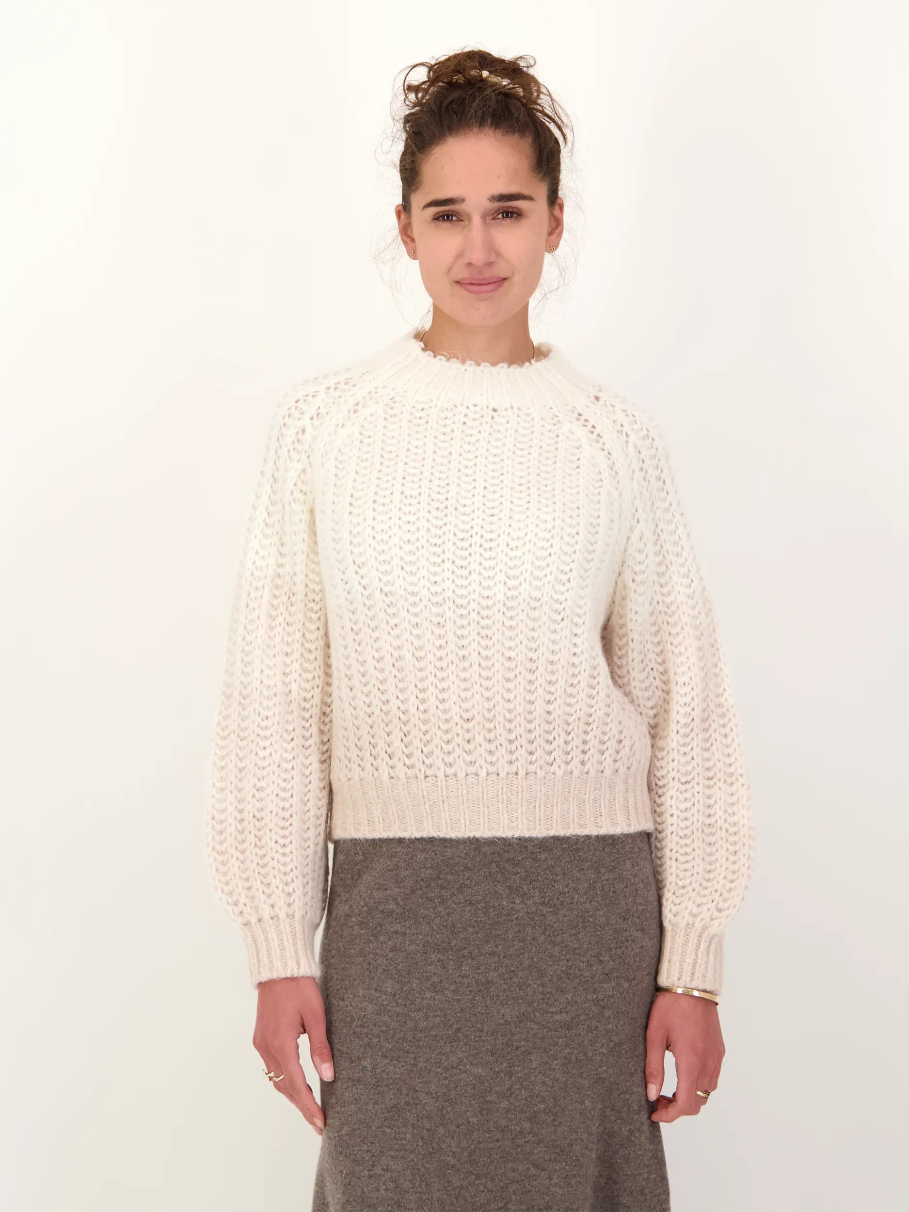 Pullover 'Larelya' aus Alpaka langarm - Artikel Vorderseite getragen von einem Modell - Farbe: Creme