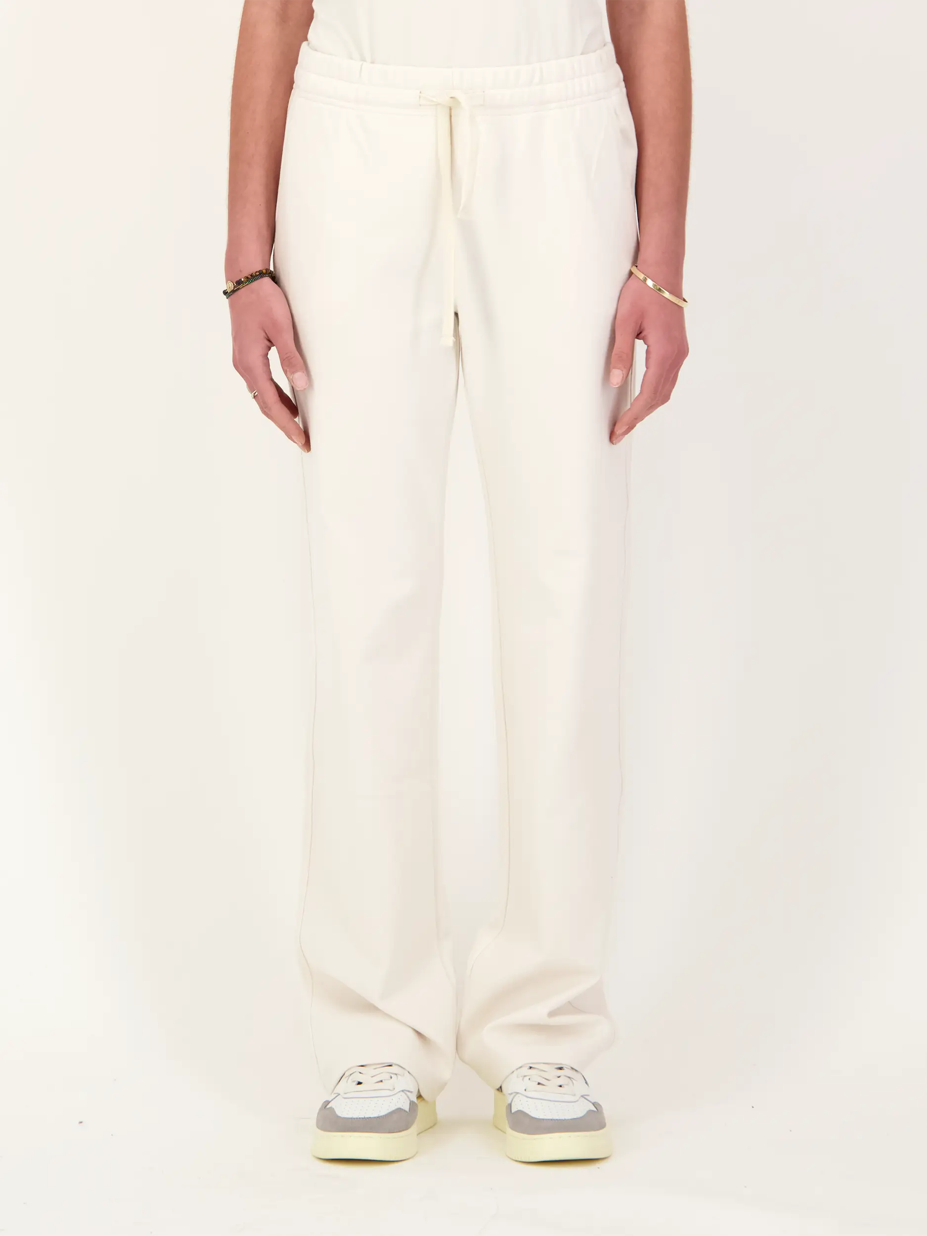 Sweathose 'Elina' - Artikel Vorderseite getragen von einem Modell - Farbe: Creme