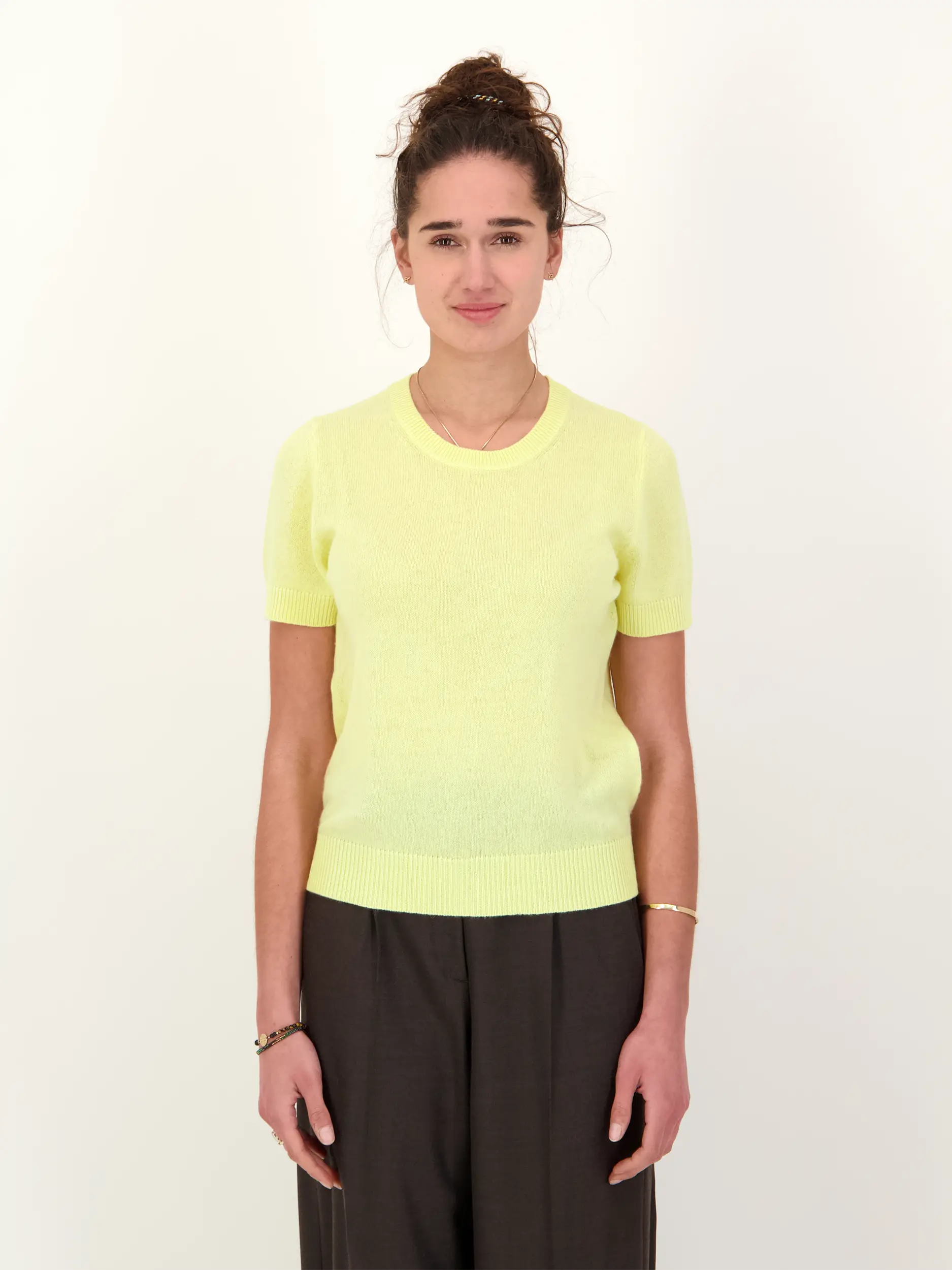 Pullover Kurzarm - Artikel Vorderseite getragen von einem Modell - Farbe: Gelb