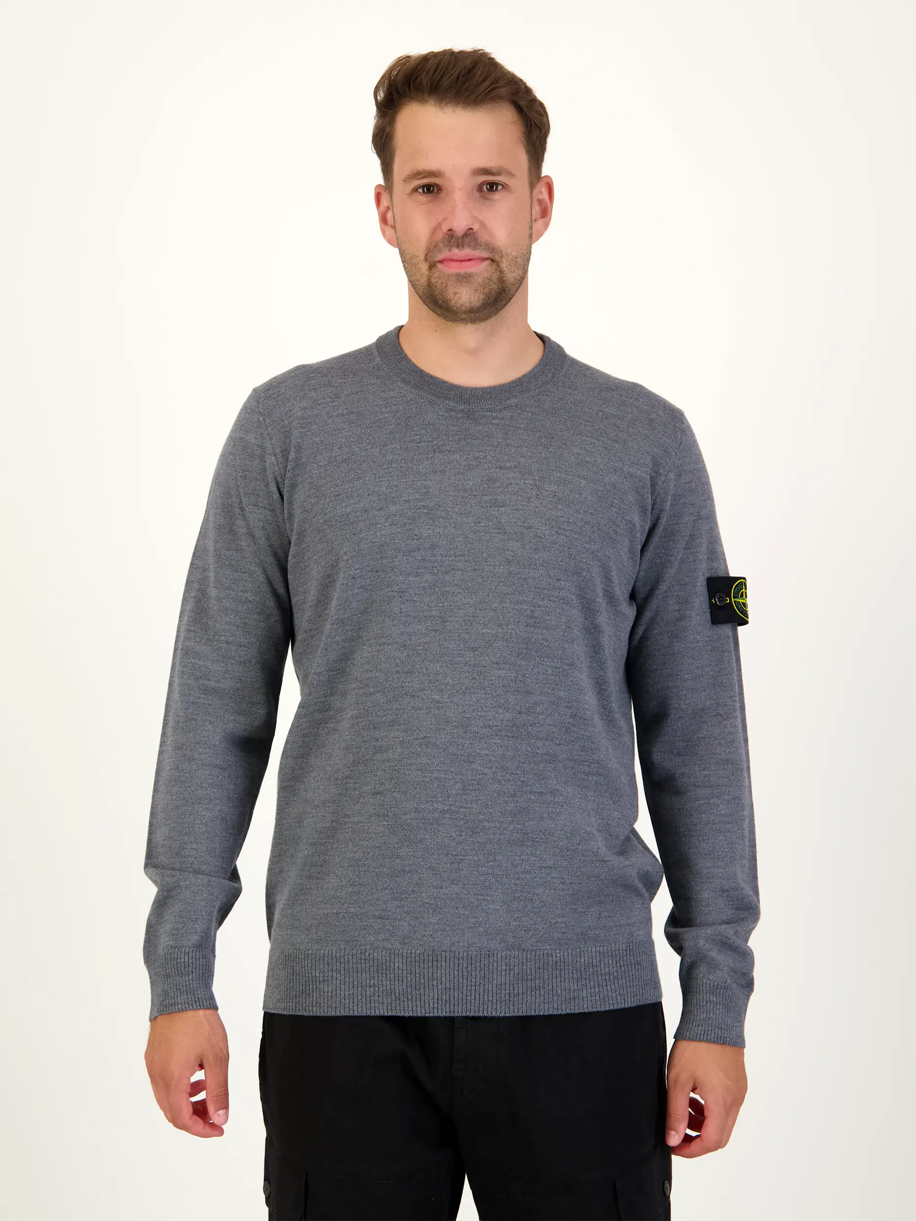 Pullover aus Schurwolle langarm - Artikel Vorderseite getragen von einem Modell