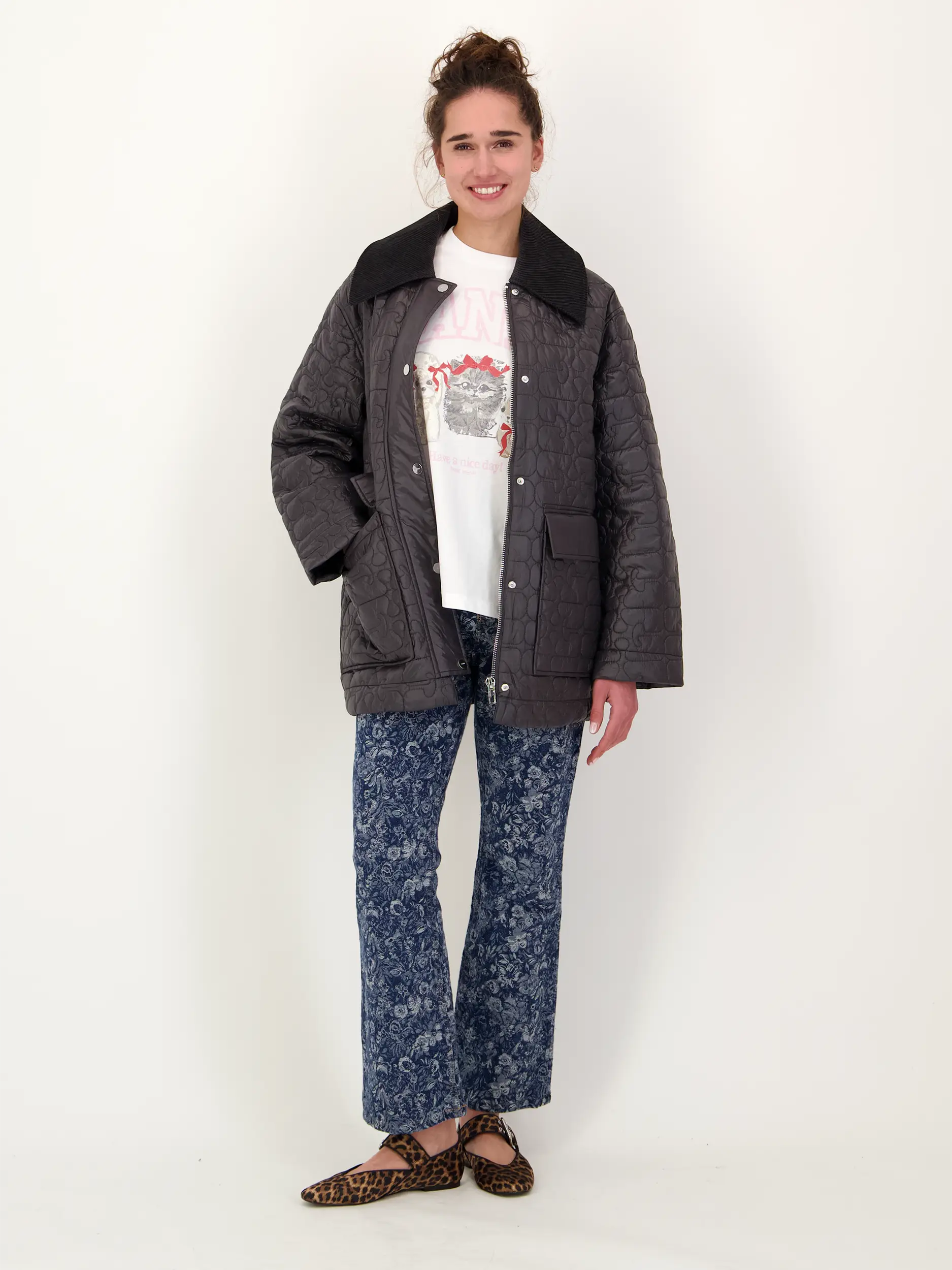 Steppjacke - Artikel Teil eines Outfits getragen von einem Modell - Farbe: Schwarz