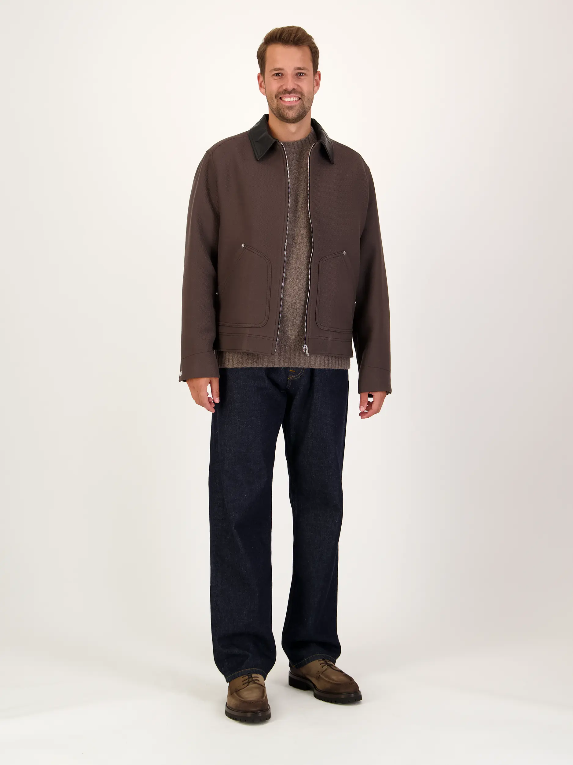 Pullover 'Lee' aus Merinowoll-Mix langarm - Artikel Teil eines Outfits getragen von einem Modell - Farbe: Braun