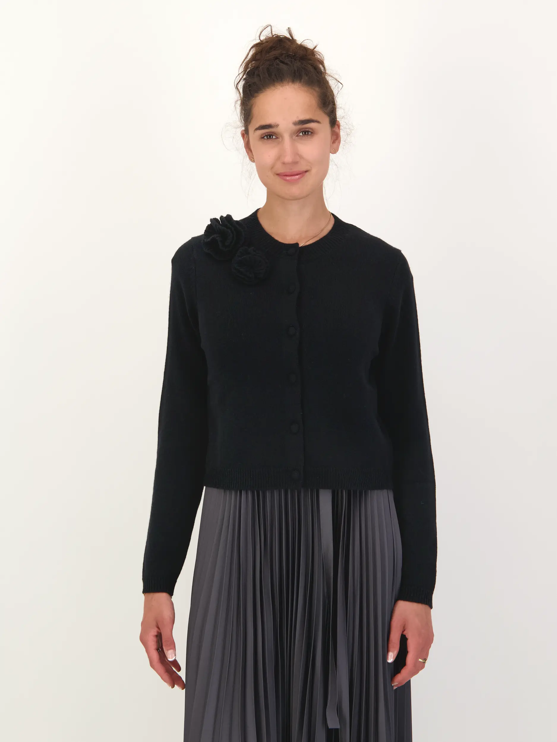 Strickjacke aus Wolle - Artikel Vorderseite getragen von einem Modell - Farbe: Schwarz
