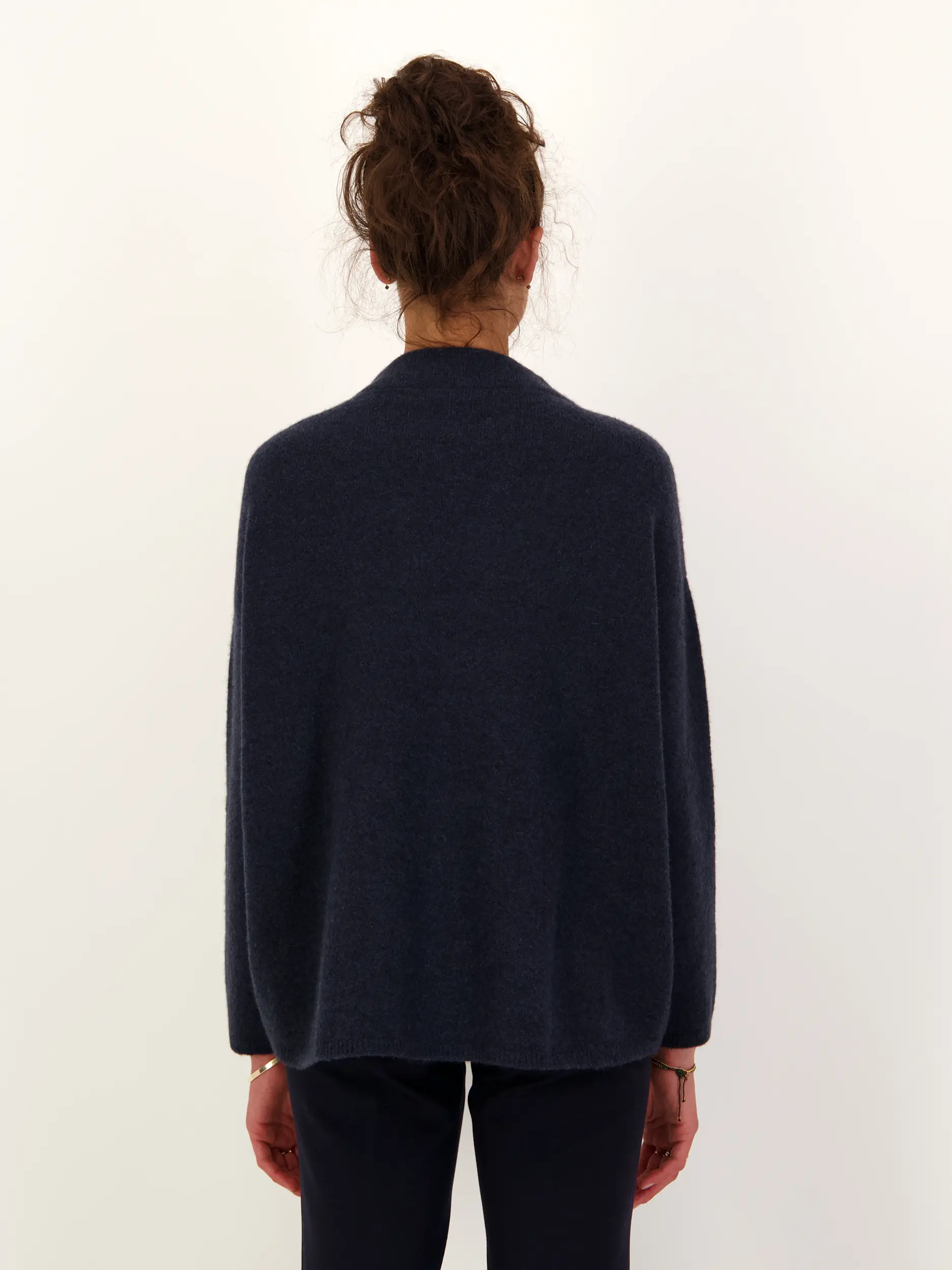 Pullover 'Naomi' aus Kaschmir langarm - Artikel Rückseite getragen von einem Modell