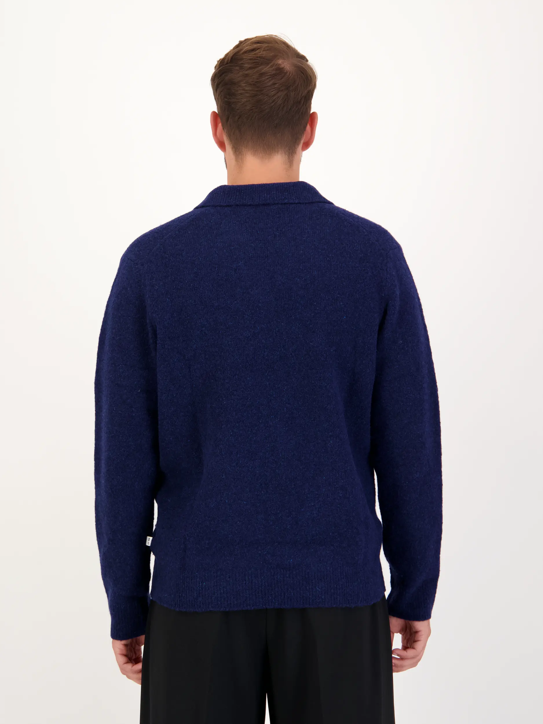 Pullover 'Hope' aus Woll-Mix langarm - Artikel Rückseite getragen von einem Modell - Farbe: Blau