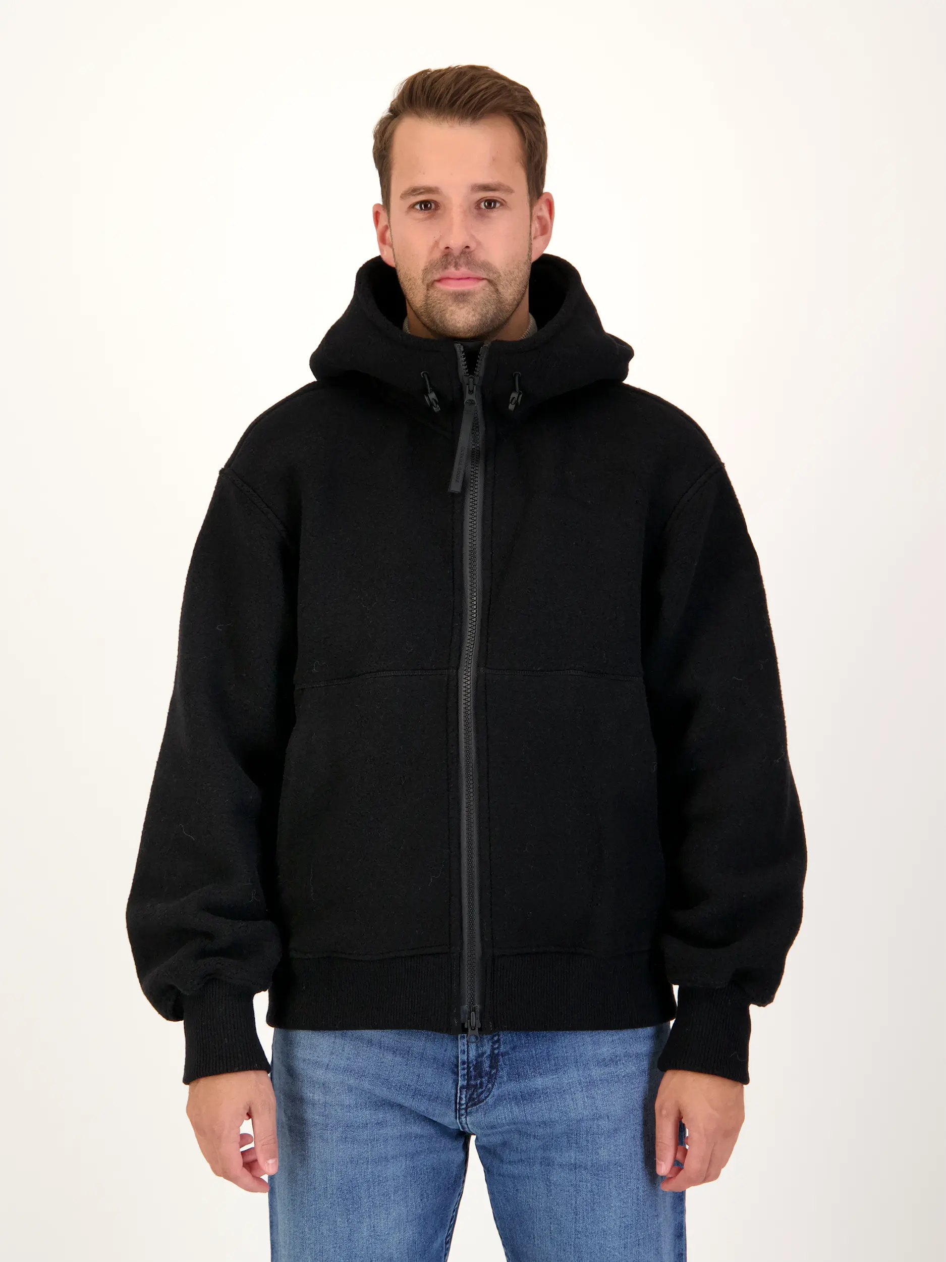 Sweatjacke 'Chilliwack' aus Fleece - Artikel Vorderseite getragen von einem Modell - Farbe: Schwarz