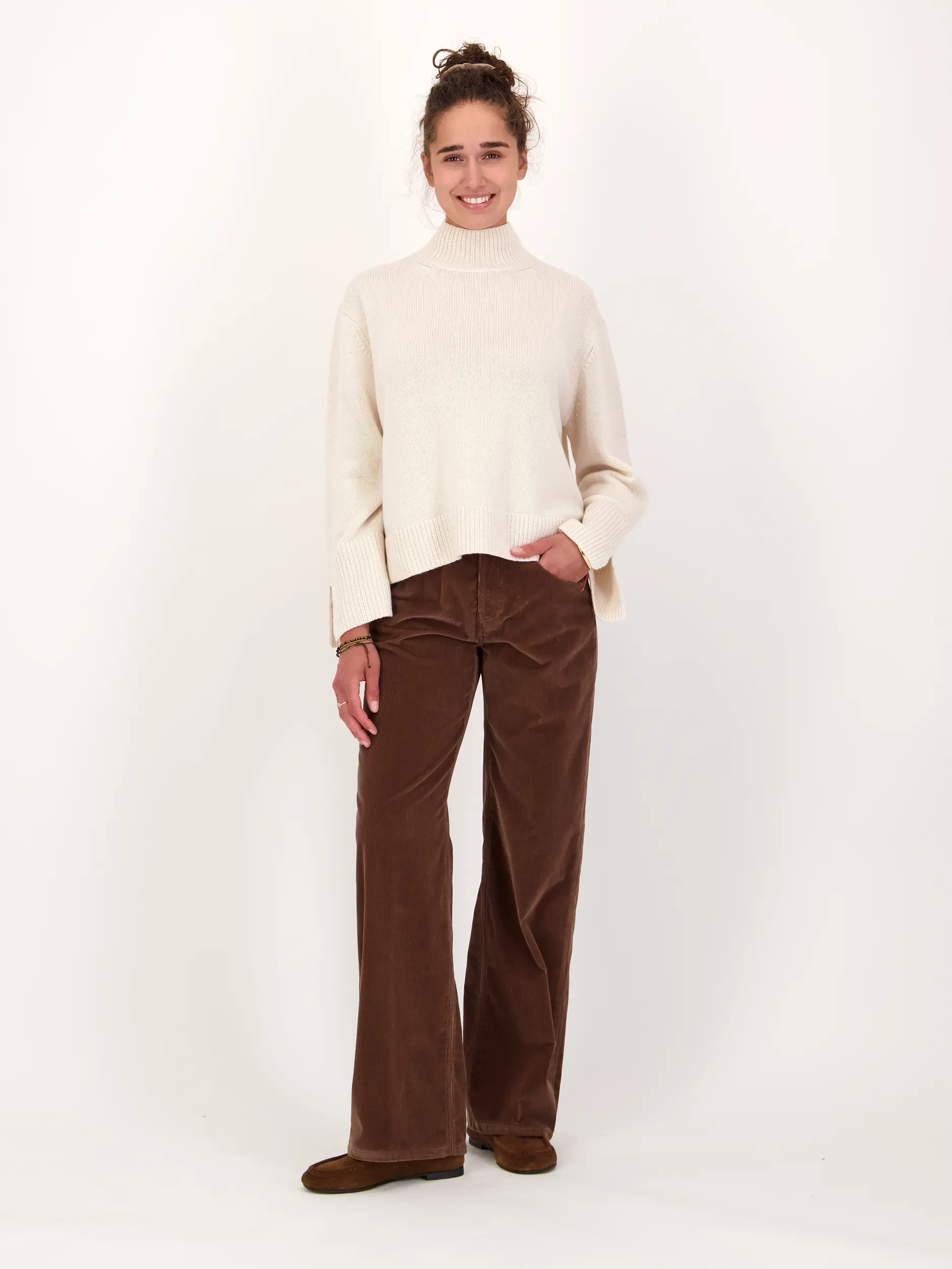 Pullover aus Wolle langarm - Artikel Teil eines Outfits getragen von einem Modell - Farbe: Creme