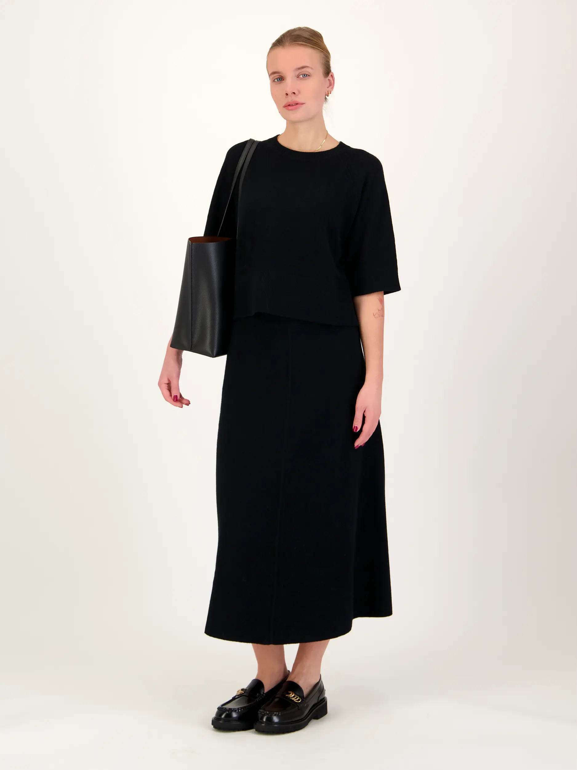 Midi Wollrock - Artikel Teil eines Outfits getragen von einem Modell - Farbe: Schwarz