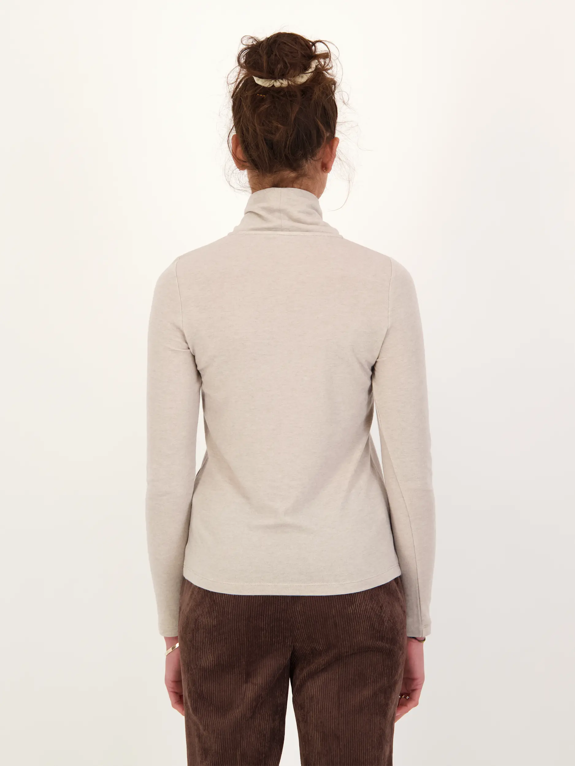 Rollkragenpullover aus Woll-Mix langarm - Artikel Rückseite getragen von einem Modell - Farbe: Creme