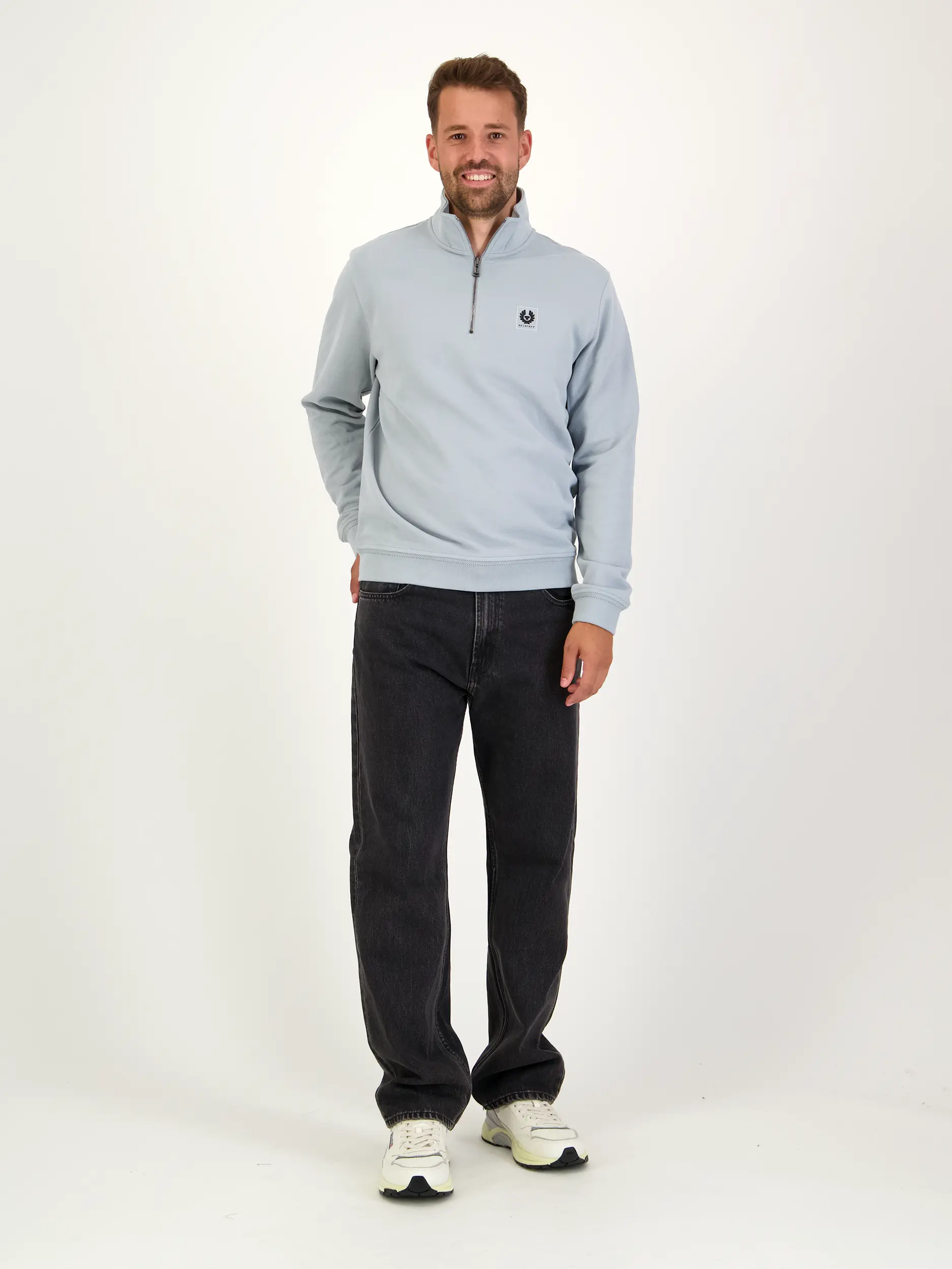 Sweatshirt - Artikel Teil eines Outfits getragen von einem Modell - Farbe: Blau