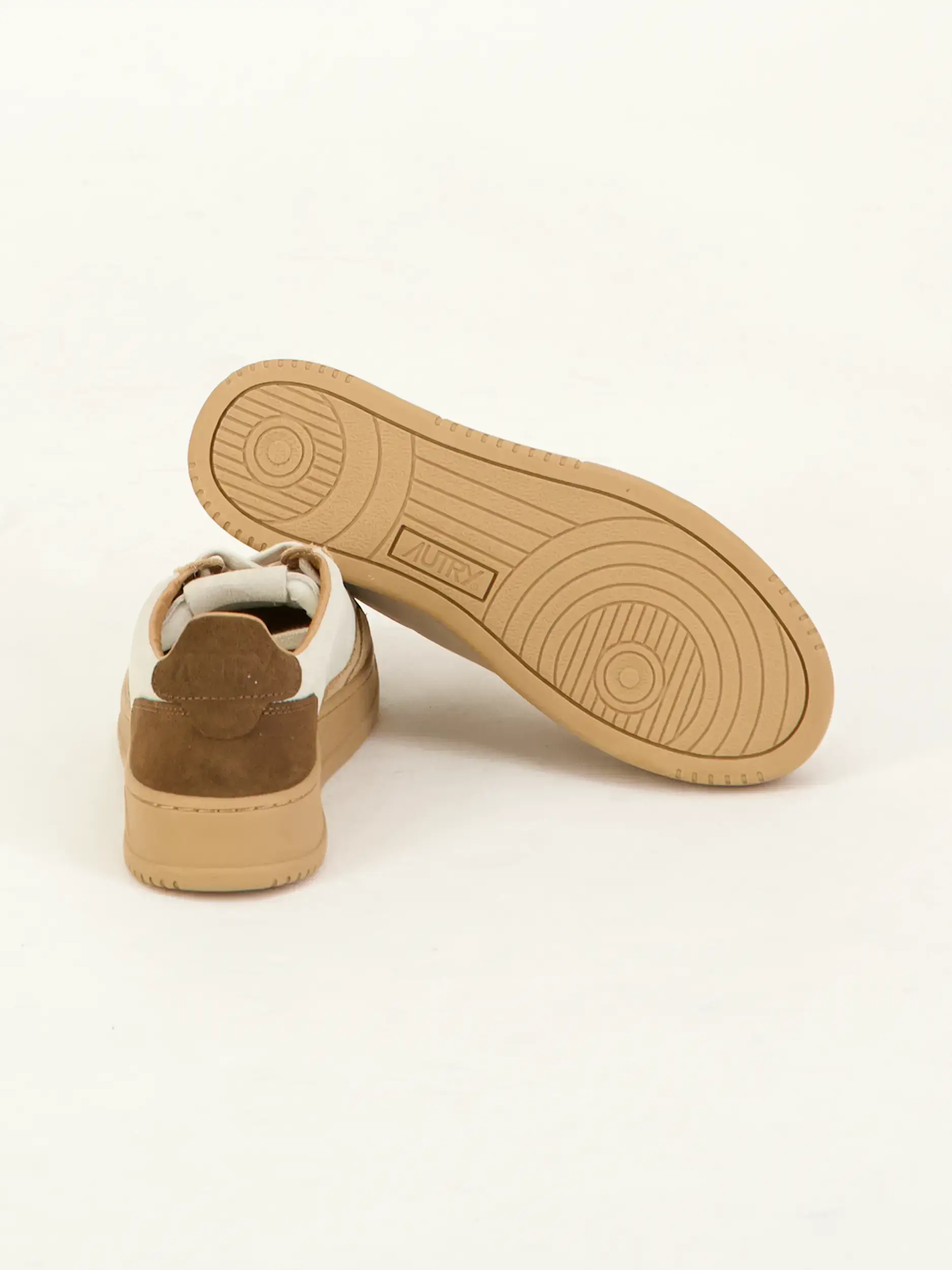 Sneaker 'Medalist' aus Veloursleder - Artikel Rückseite getragen von einem Modell - Farbe: Braun