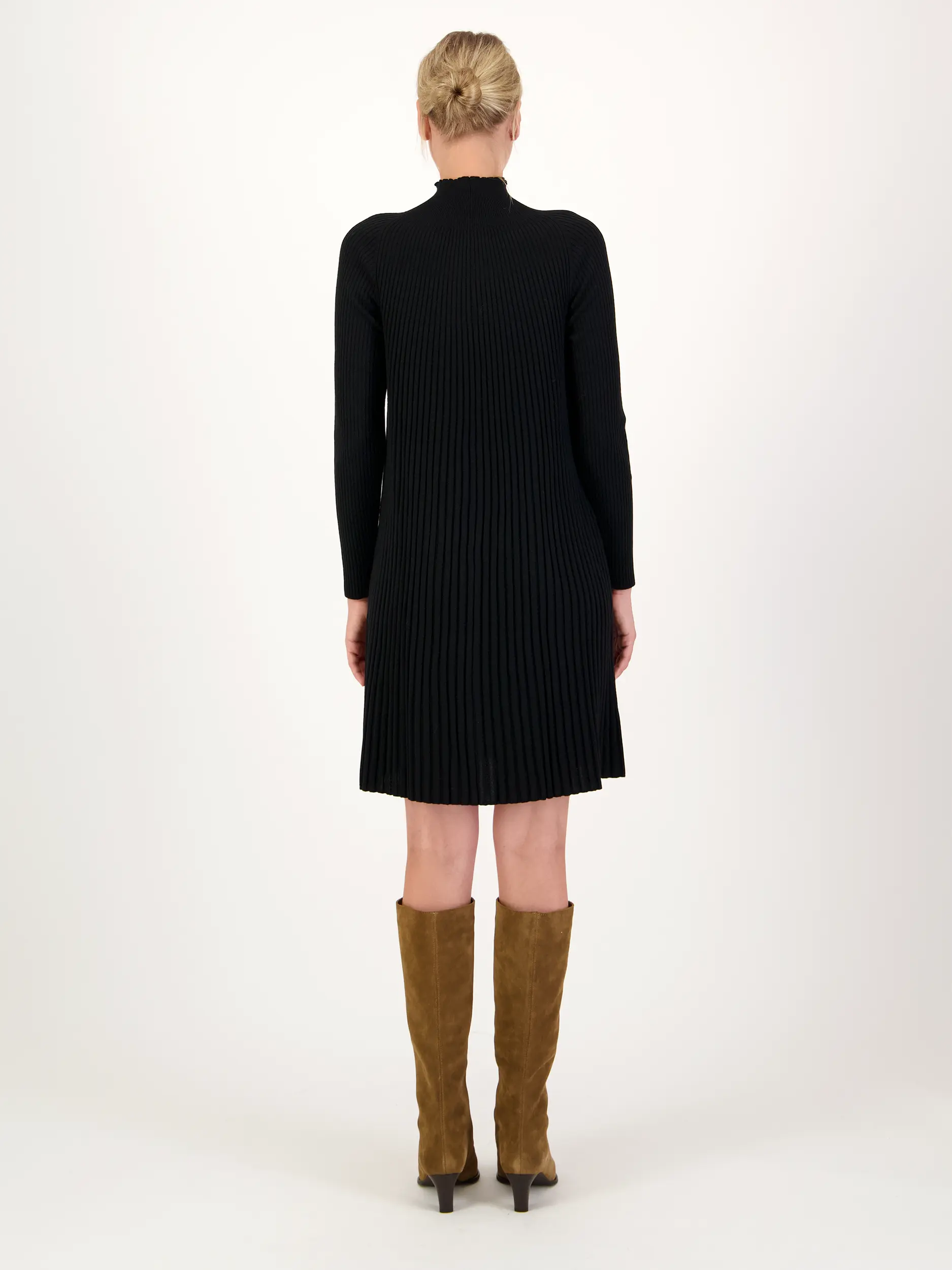 Mini Wollkleid langarm - Artikel Rückseite getragen von einem Modell - Farbe: Schwarz