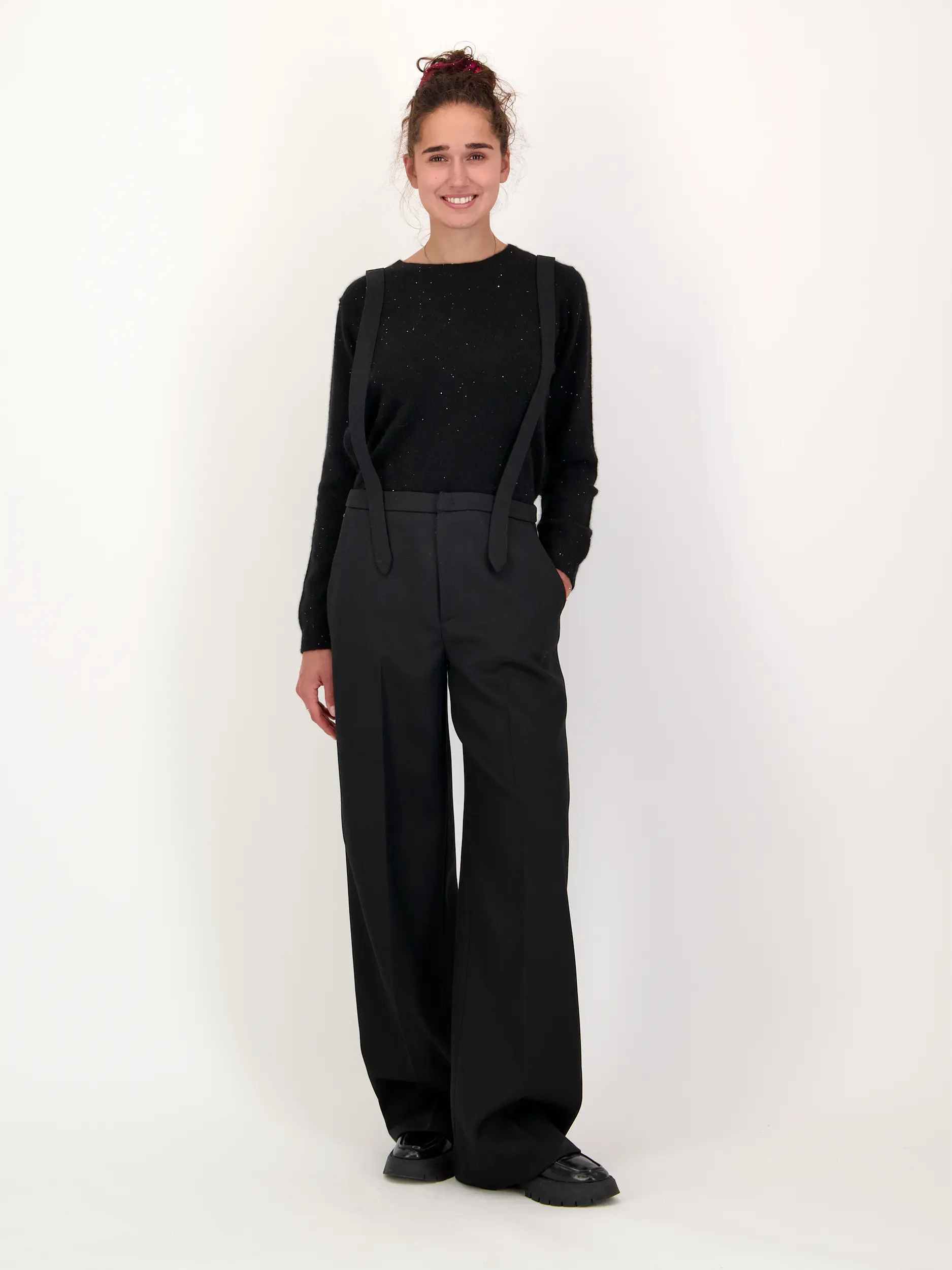 Pullover aus Woll-Mix langarm - Artikel Teil eines Outfits getragen von einem Modell - Farbe: Schwarz