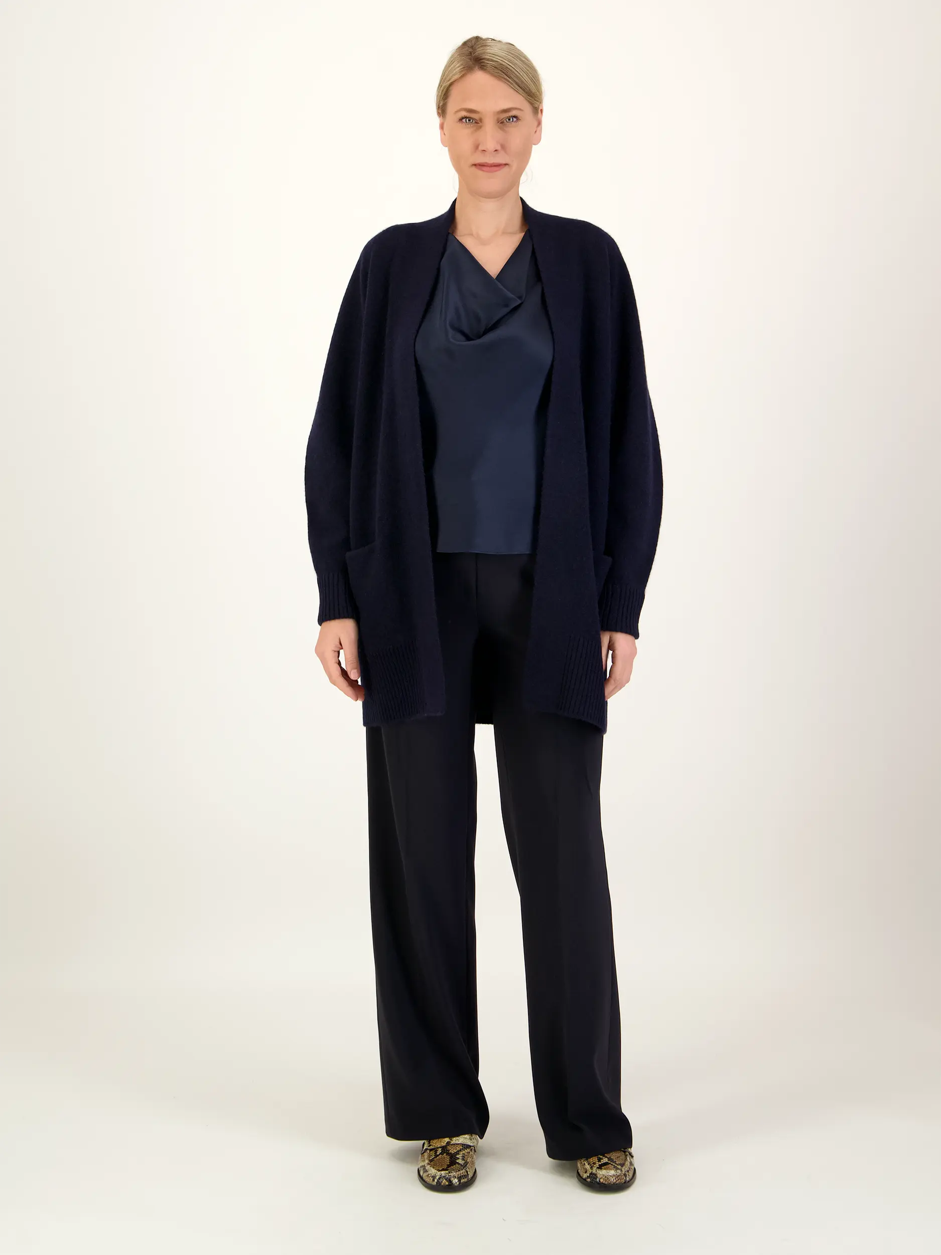 Seidenbluse kurzarm - Artikel Teil eines Outfits getragen von einem Modell - Farbe: Blau