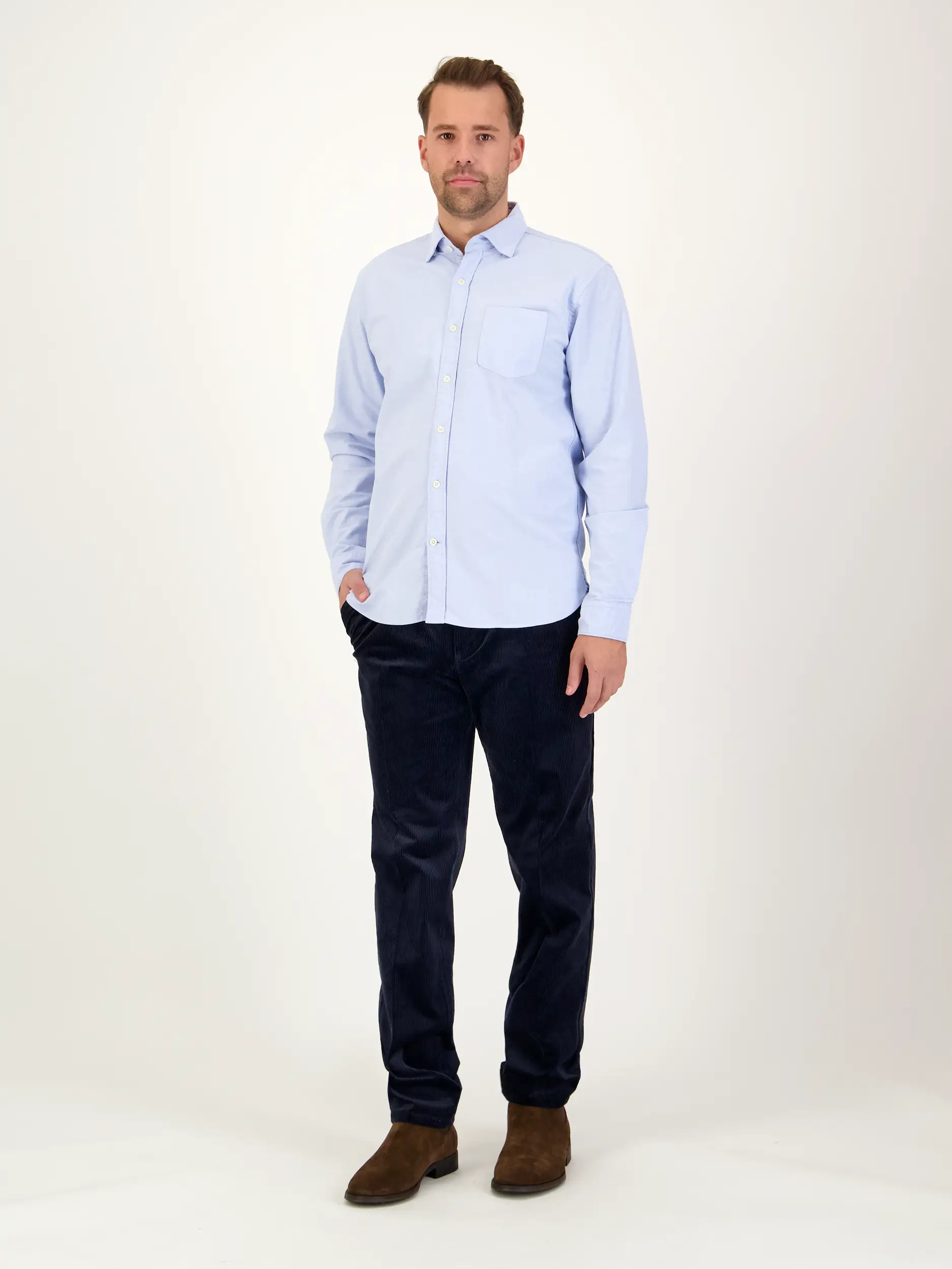 Hemd mit Button-Down-Kragen langarm - Artikel Teil eines Outfits getragen von einem Modell - Farbe: Blau Hemd mit Button-Down-Kragen langarm - Artikel Teil eines Outfits getragen von einem Modell - Farbe: Blau