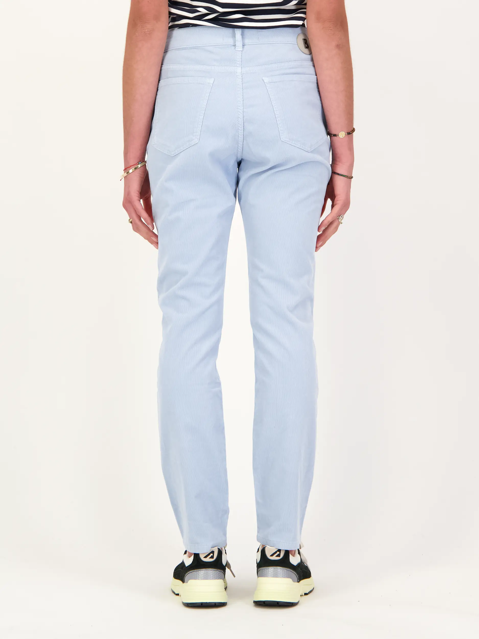 Cordhose 'Julie' - Artikel Rückseite getragen von einem Modell - Farbe: Blau