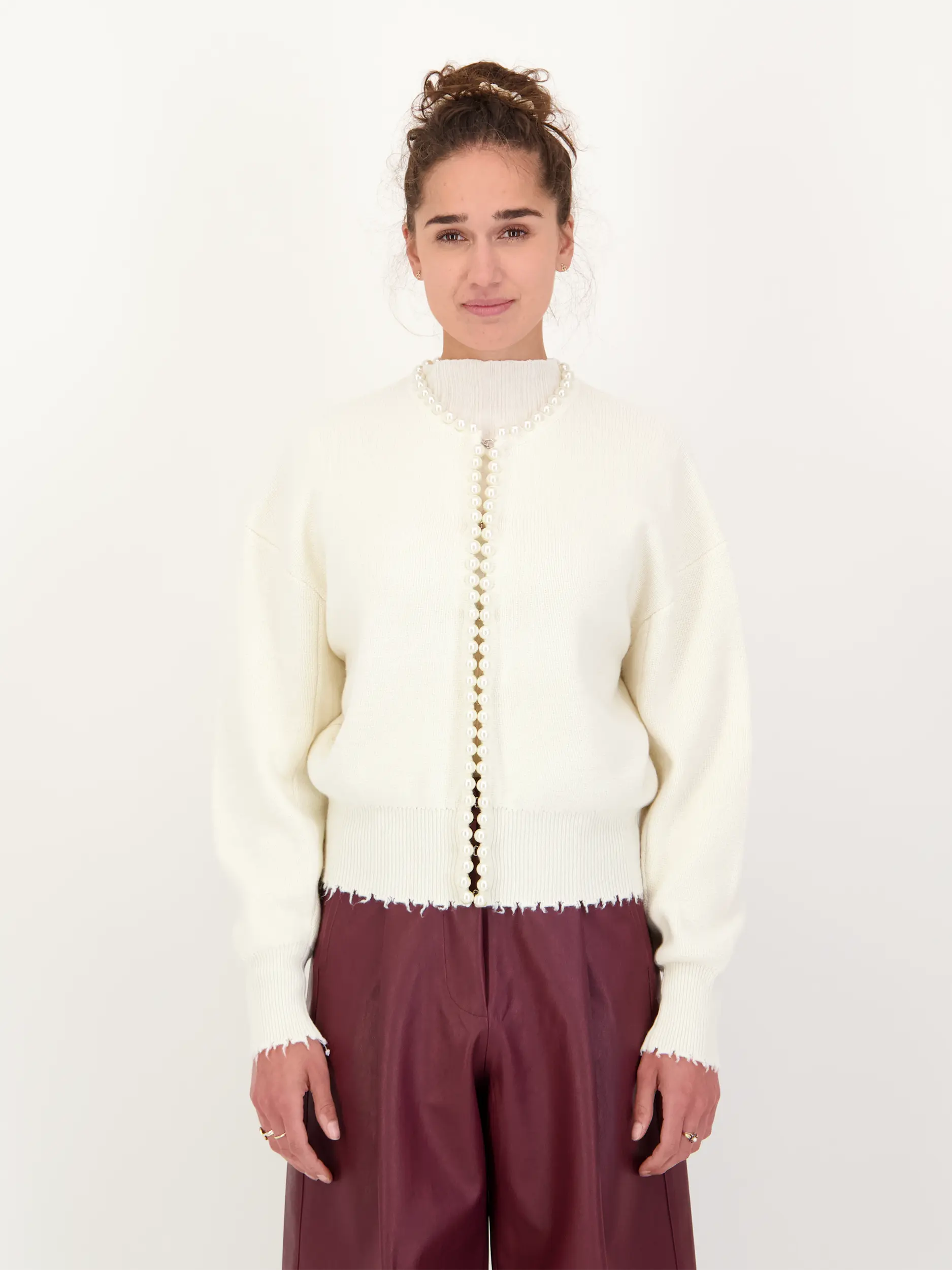 Strickjacke 'Ideas' aus Woll-Mix mit Perlen - Artikel Vorderseite getragen von einem Modell - Farbe: Creme