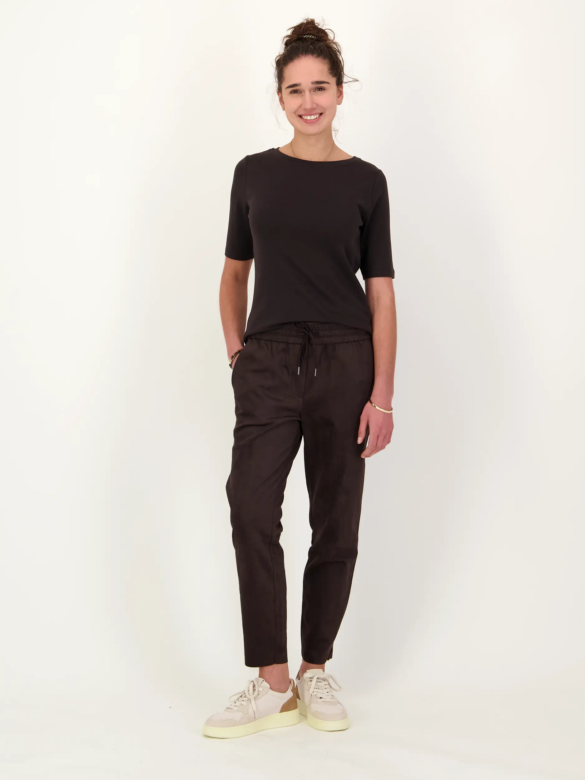 T-Shirt 'Jette'  - Artikel Teil eines Outfits getragen von einem Modell - Farbe: Braun