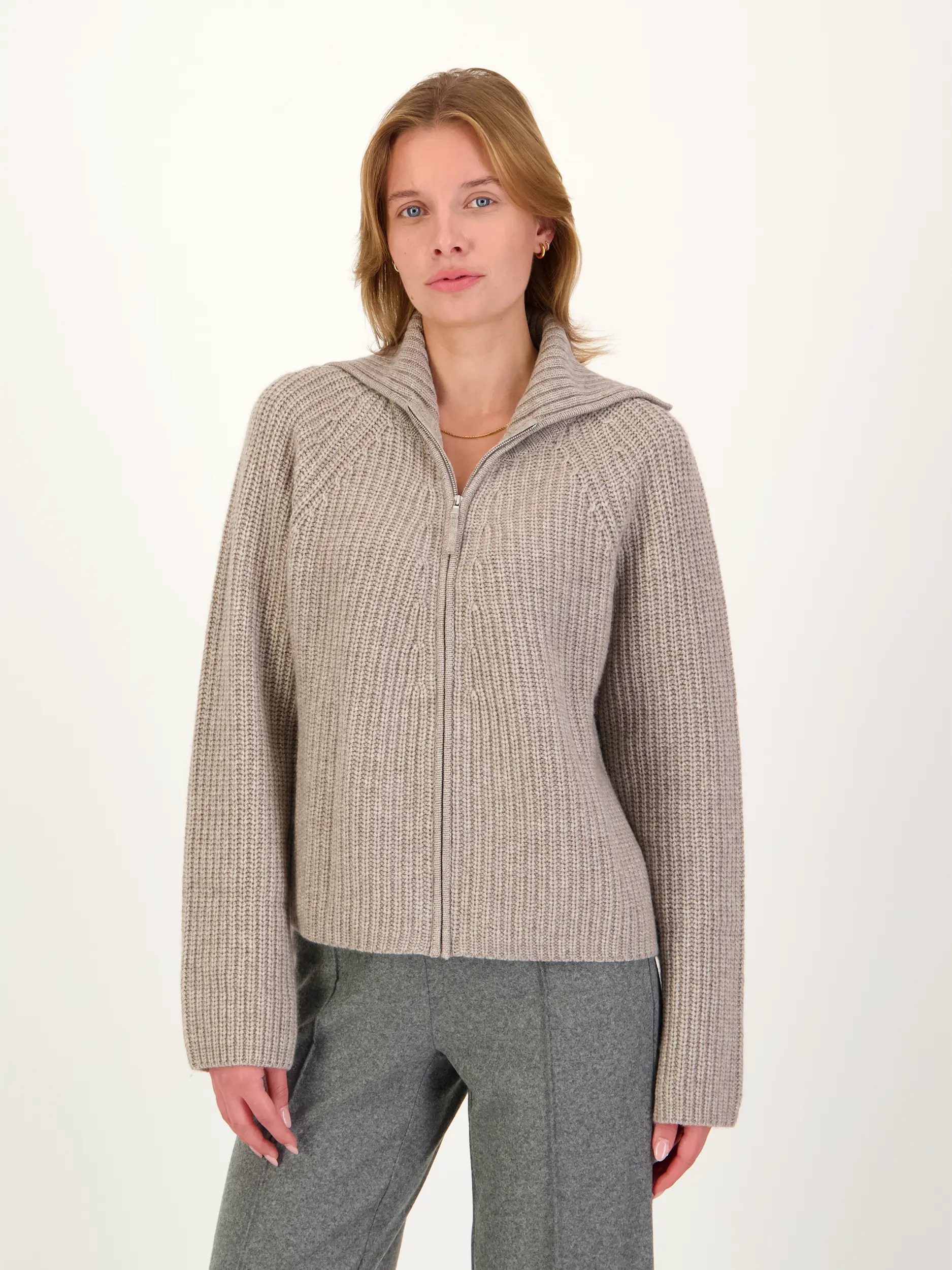 Strickjacke aus Wolle - Artikel Vorderseite getragen von einem Modell - Farbe: Braun