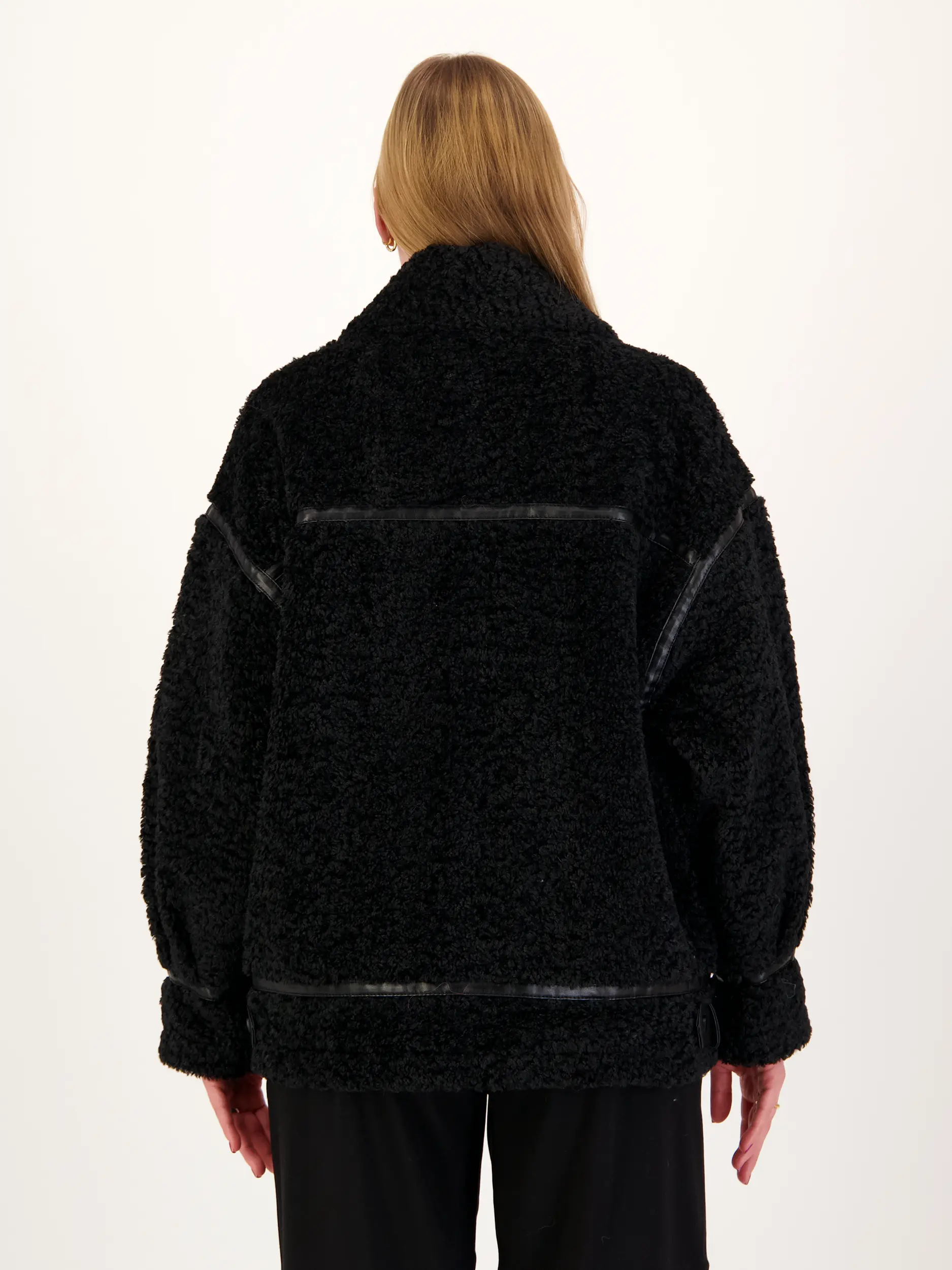 Teddyjacke 'Badu' - Artikel Rückseite getragen von einem Modell - Farbe: Schwarz