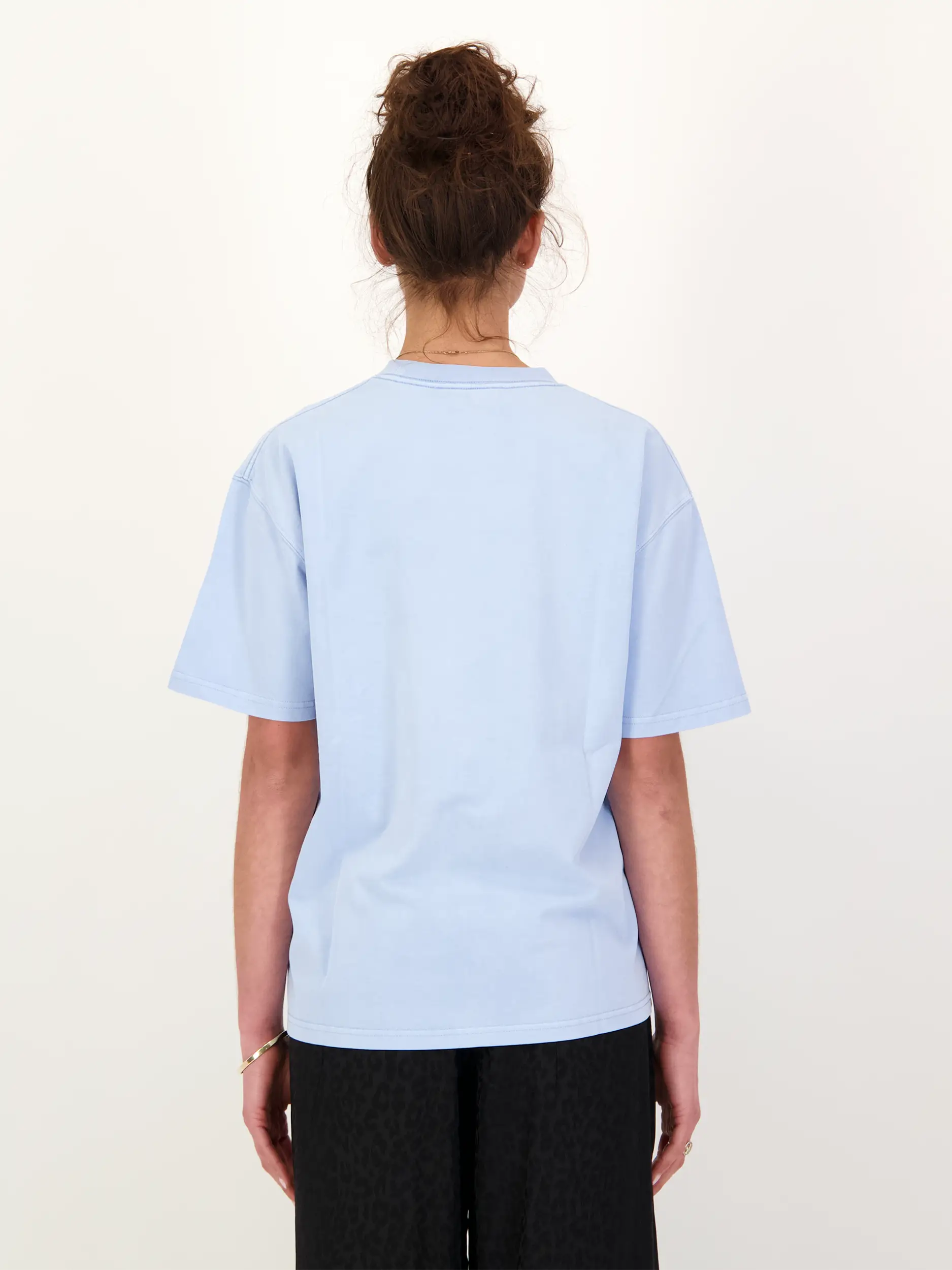 T-Shirt 'Eira' - Artikel Rückseite getragen von einem Modell - Farbe: Blau