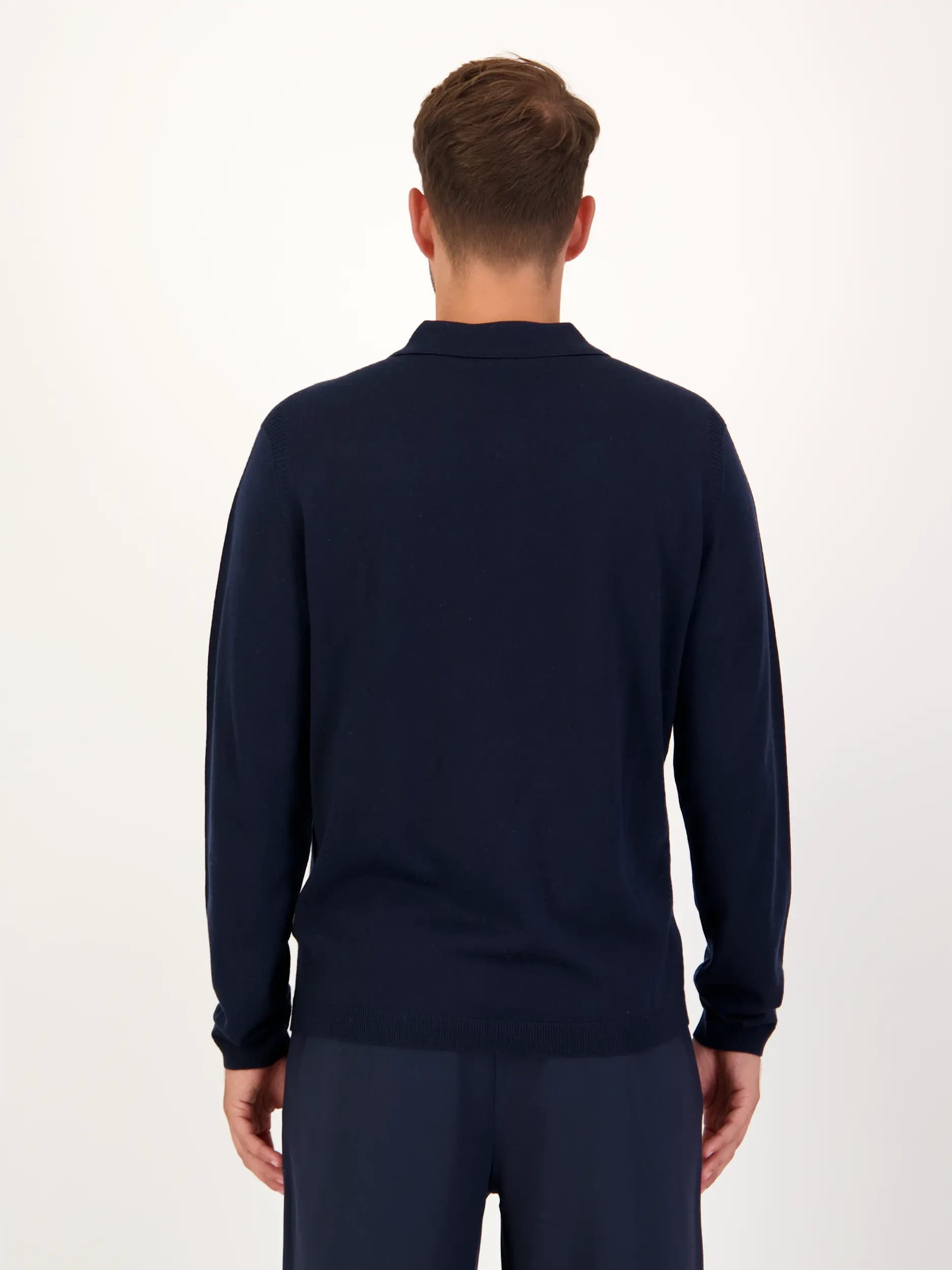 Strickpolo 'Fyon' aus Wolle langarm - Artikel Rückseite getragen von einem Modell - Farbe: Blau