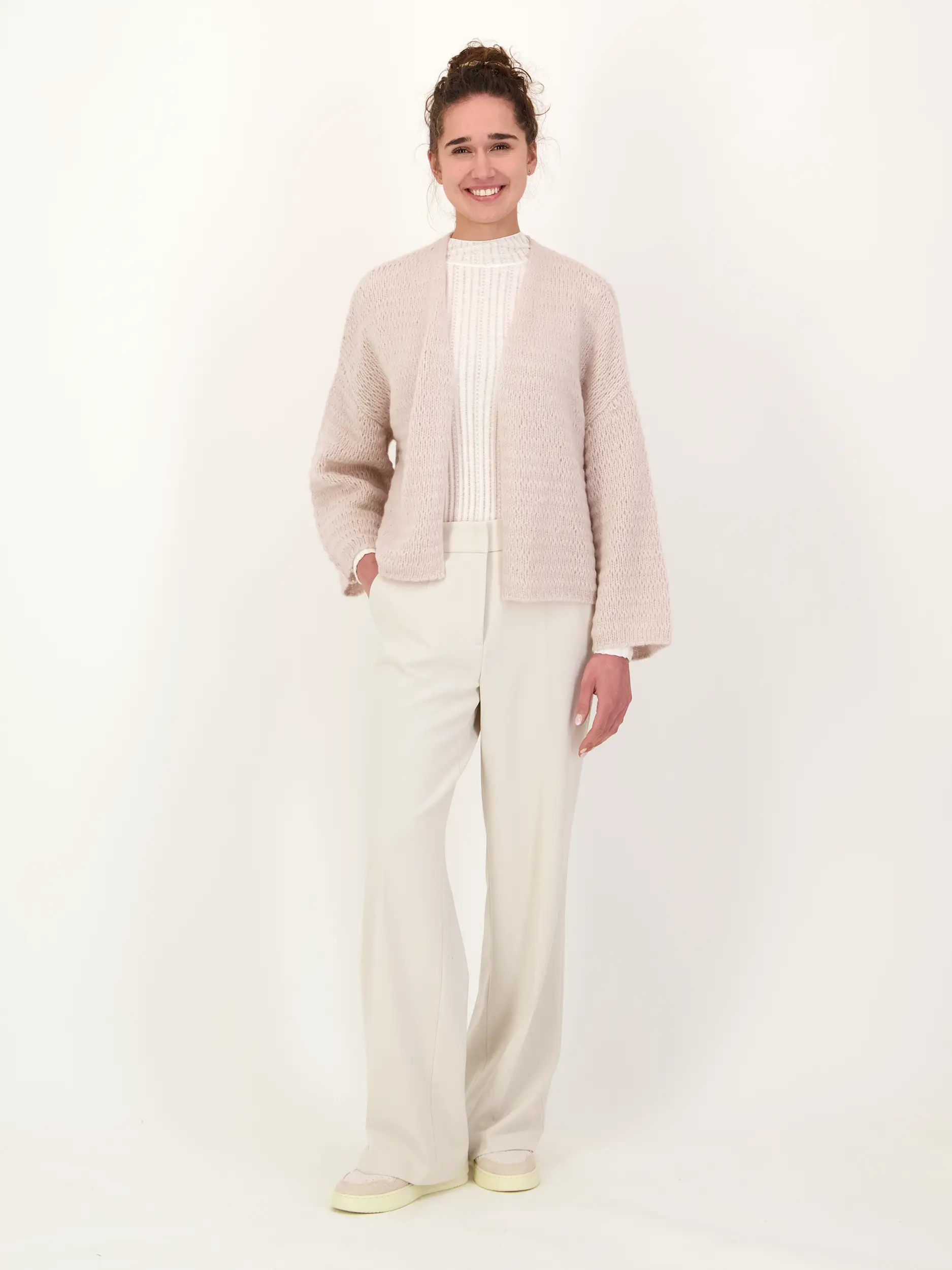 Strickjacke 'Tsuge' aus Kaschmir Seide Mix - Artikel Teil eines Outfits getragen von einem Modell - Farbe: Violett