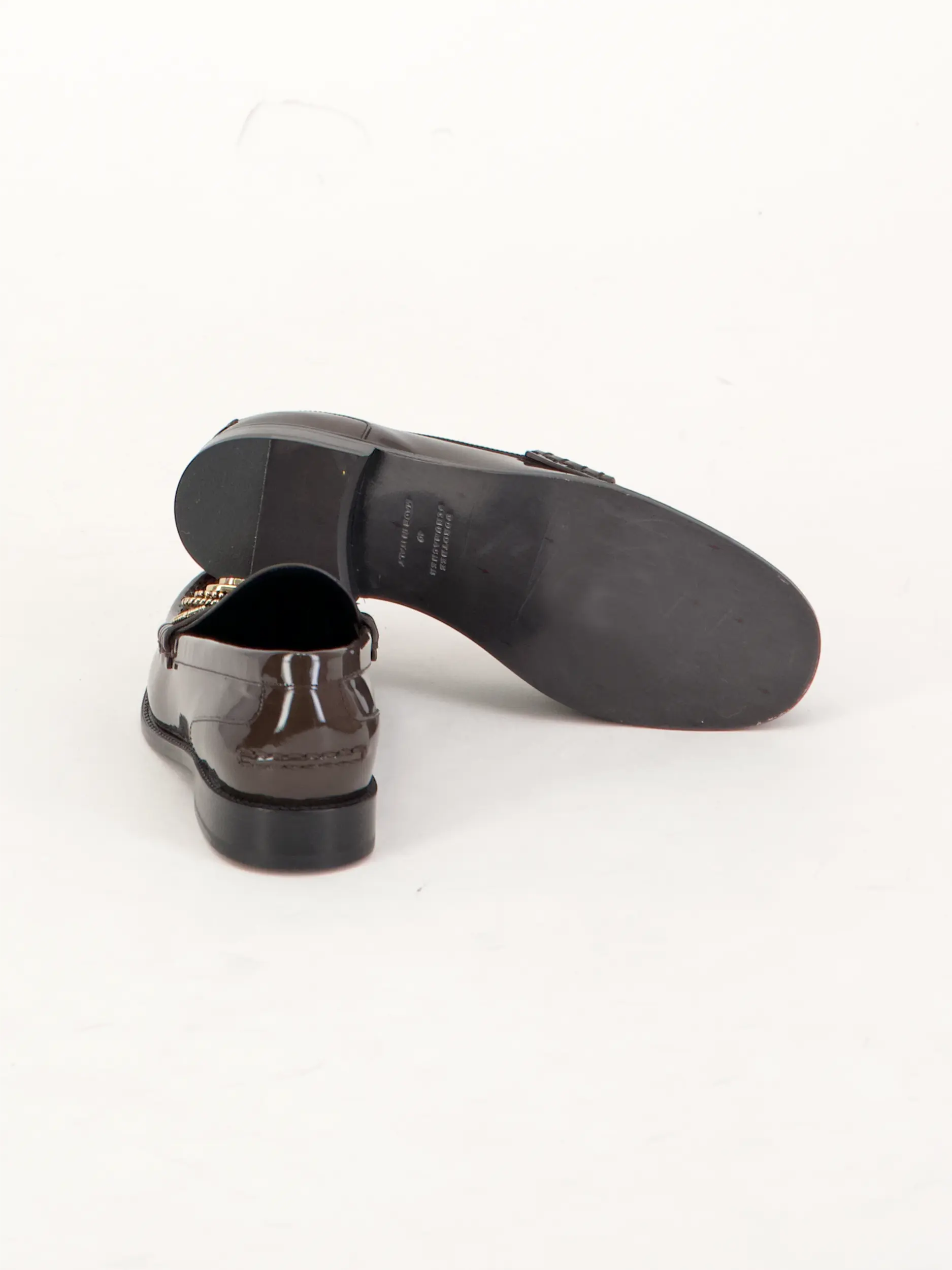 Loafer 'Glossy Shine' aus Glattleder - Artikel Rückseite getragen von einem Modell - Farbe: Braun