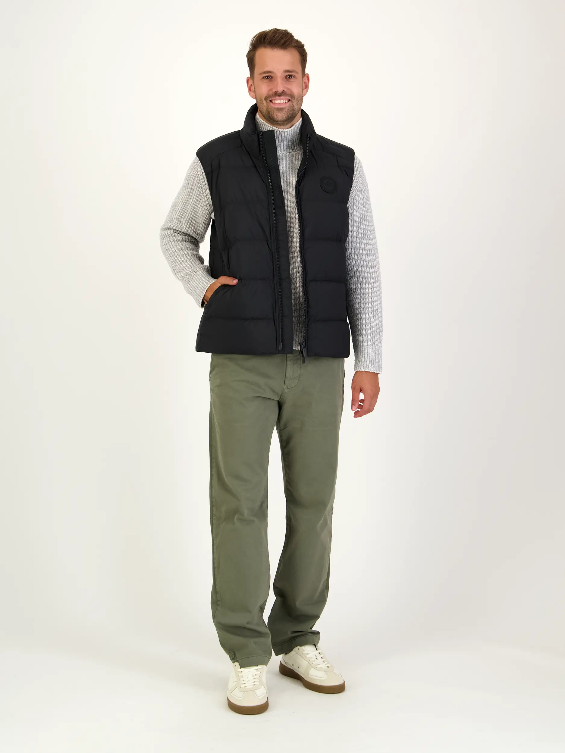 Outdoorweste 'Crofton' aus Daunen - Artikel Teil eines Outfits getragen von einem Modell - Farbe: Schwarz