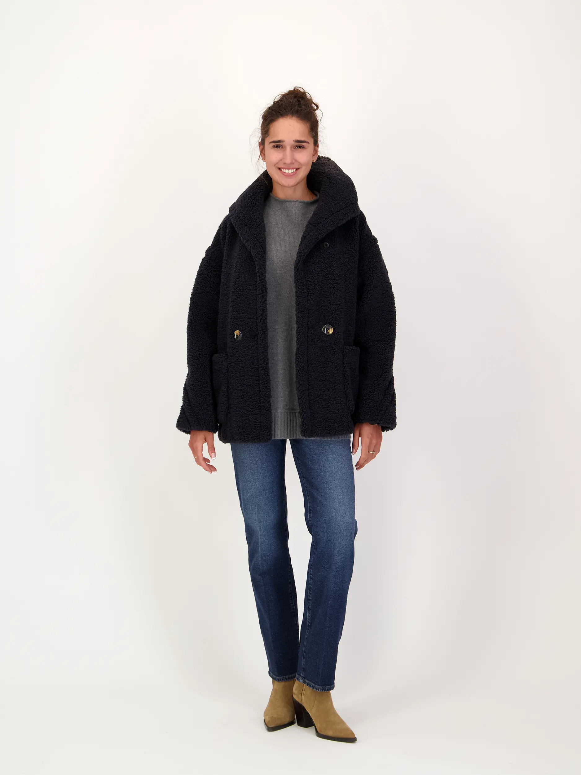 Cape aus Kaschmir - Artikel Teil eines Outfits getragen von einem Modell - Farbe: Grün