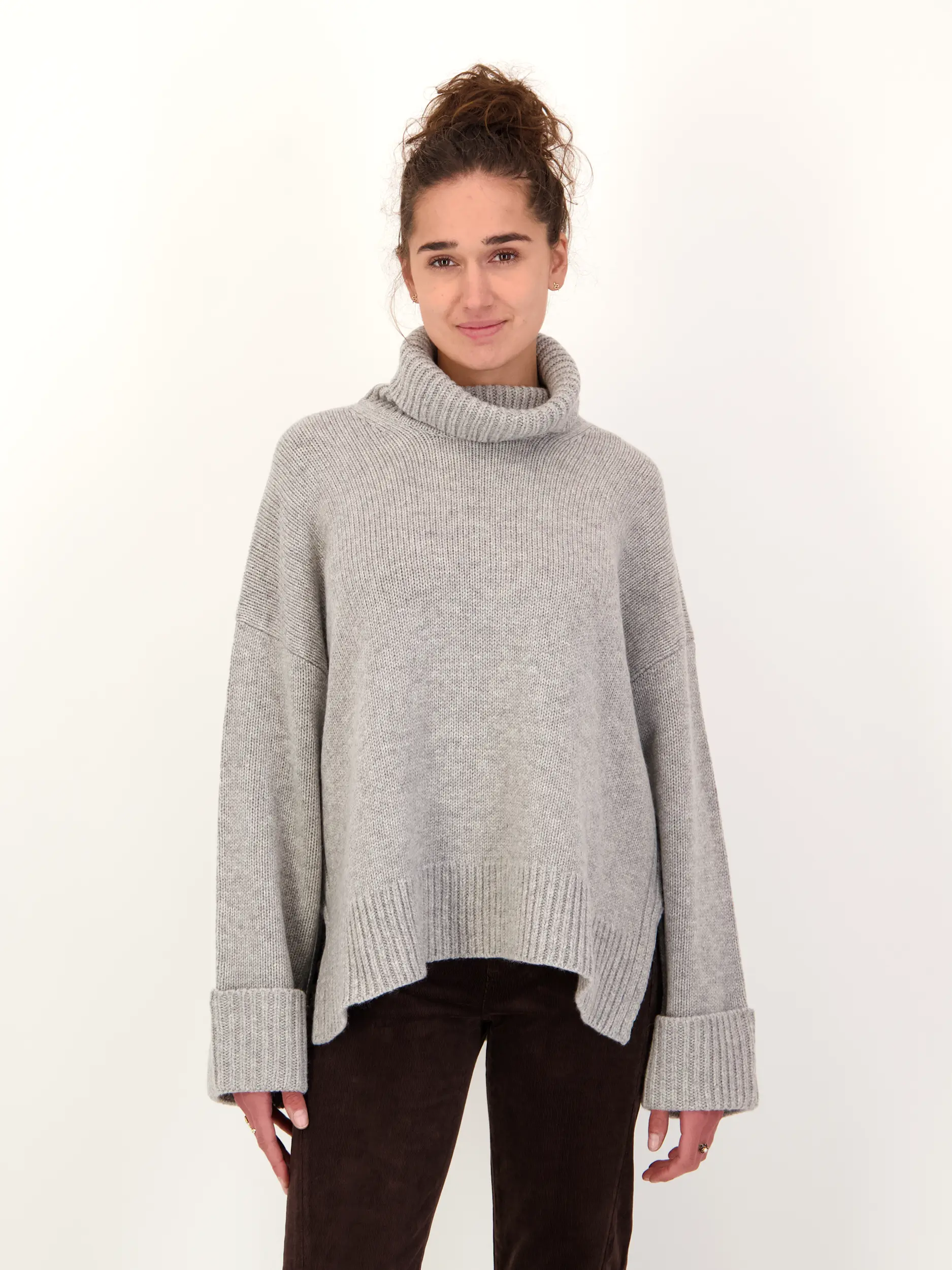 Rollkragenpullover 'Sakeiku' aus Wolle langarm - Artikel Vorderseite getragen von einem Modell - Farbe: Grau