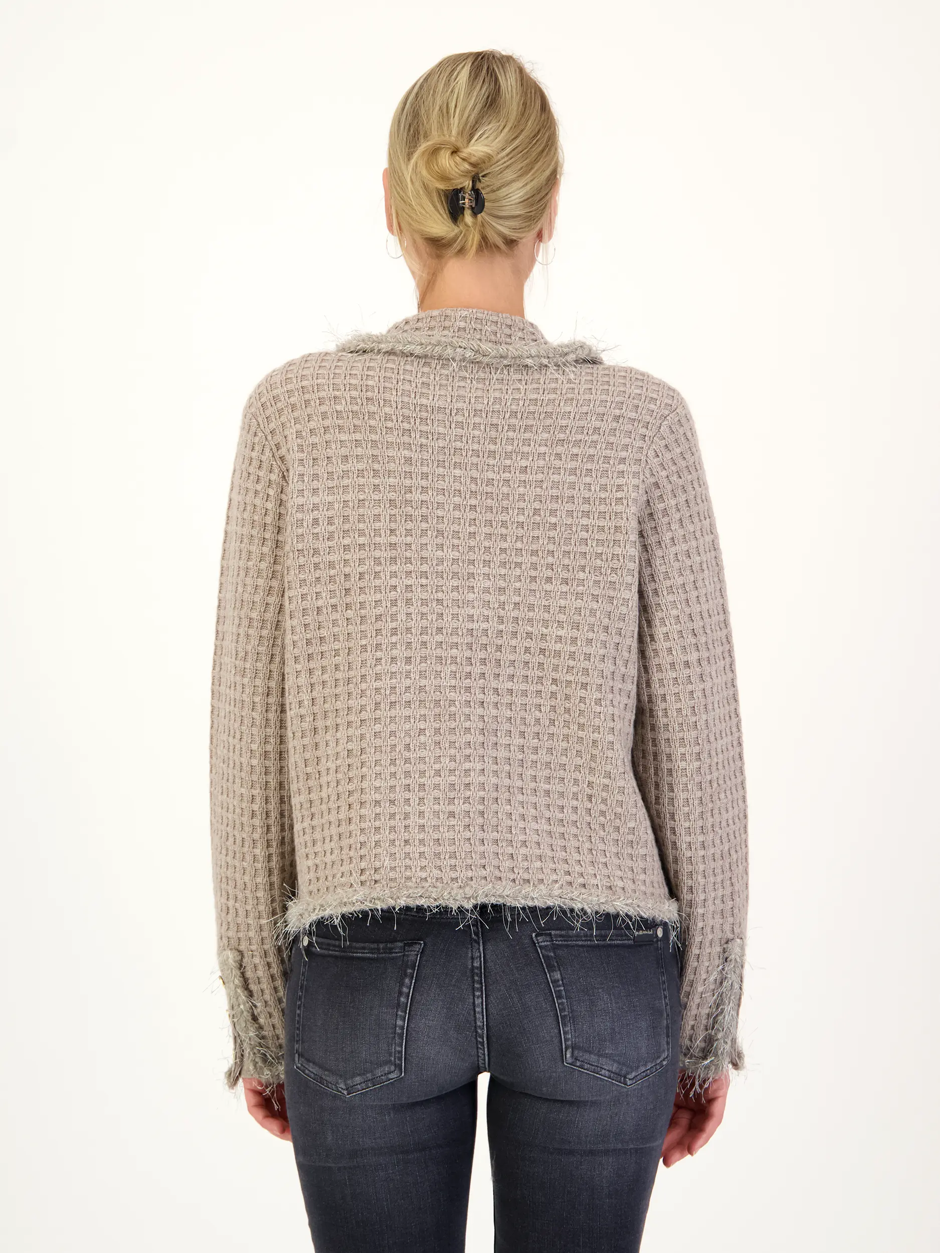 Strickjacke aus Wolle - Artikel Rückseite getragen von einem Modell - Farbe: Braun