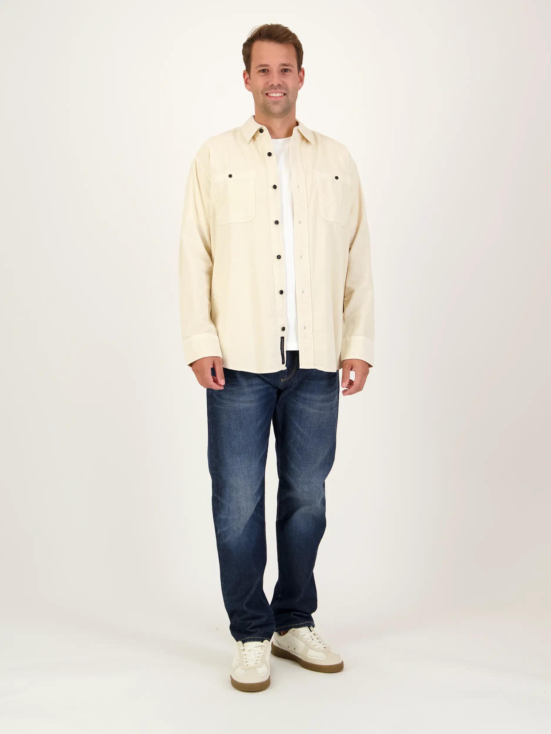 Cordhemd mit Kentkragen langarm - Artikel Teil eines Outfits getragen von einem Modell - Farbe: Beige
